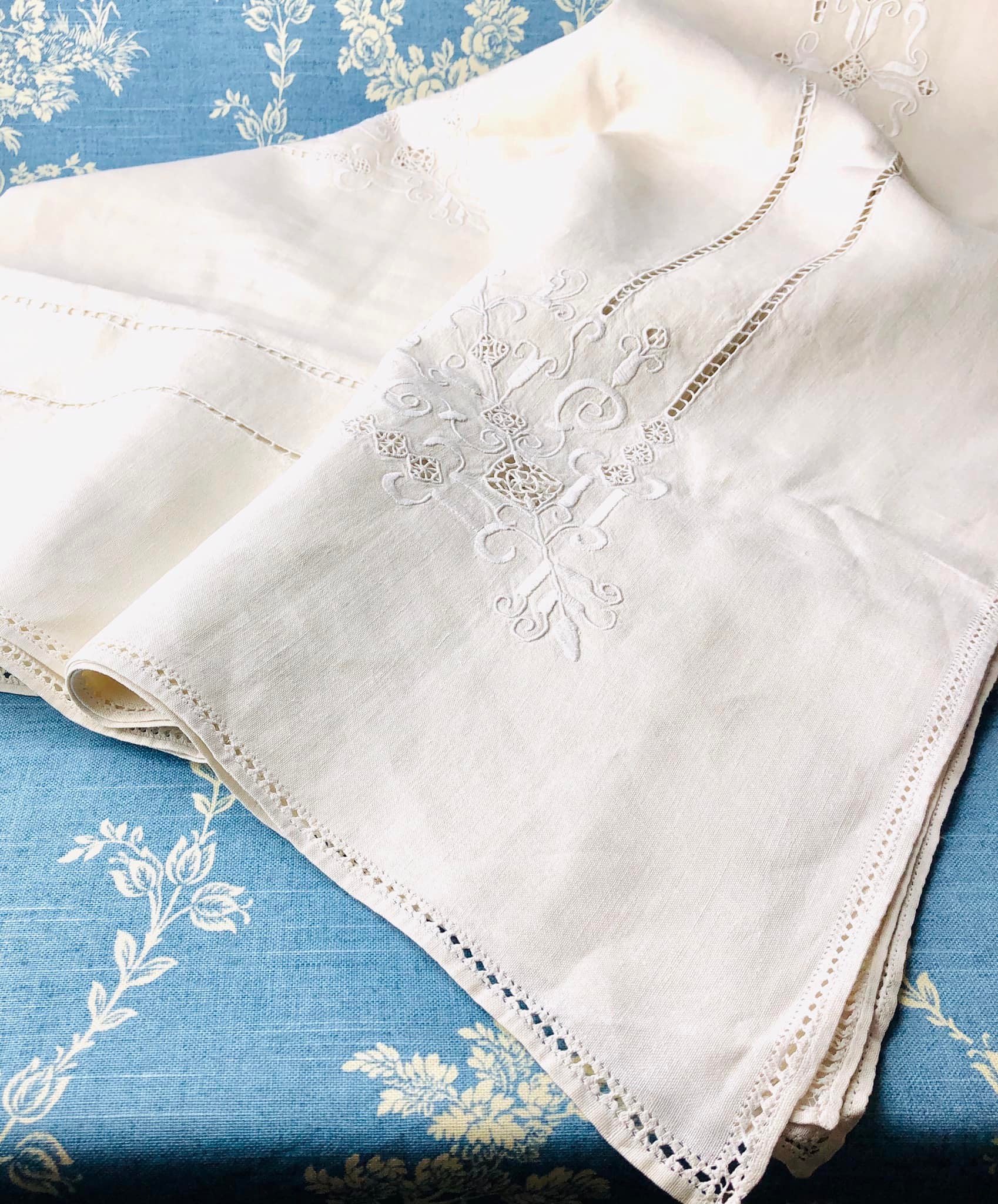 vintage table cloths for sale display picture 1