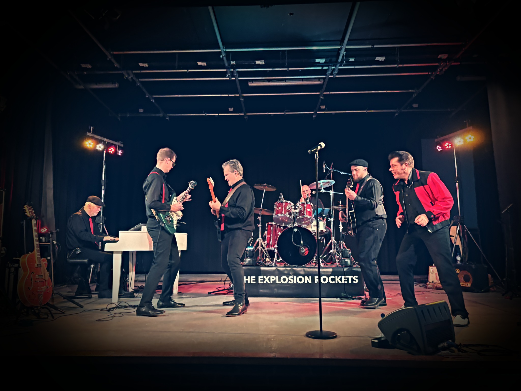 THE EXPLOSION ROCKETS | 'ROCK AND ROLL AROUND THE CHRISTMAS TREE ...
