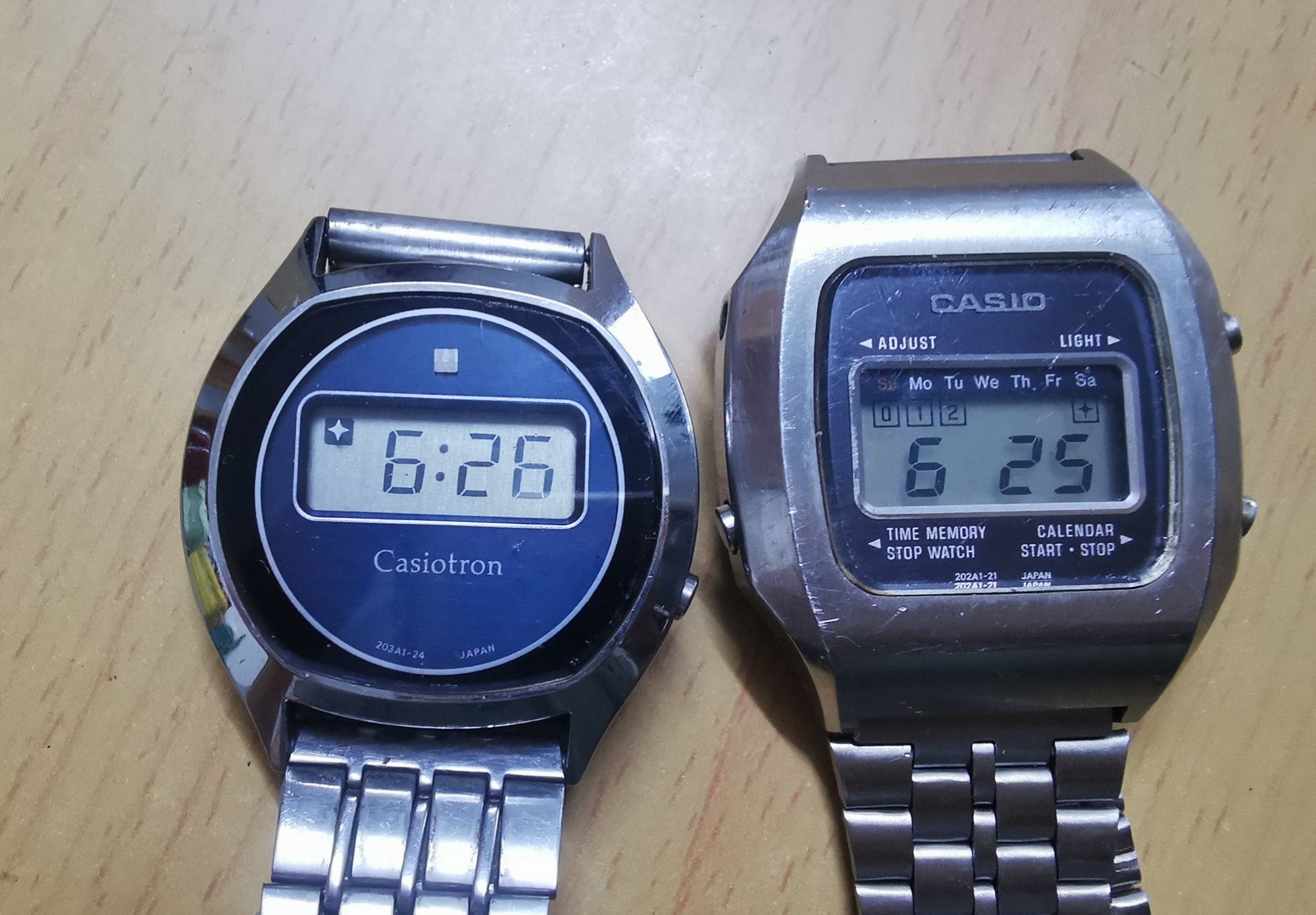 S15 & S19 CASIO ADJUST LIGHT A 6:26 Casiotron Mo Tu We MoTuWeTh 