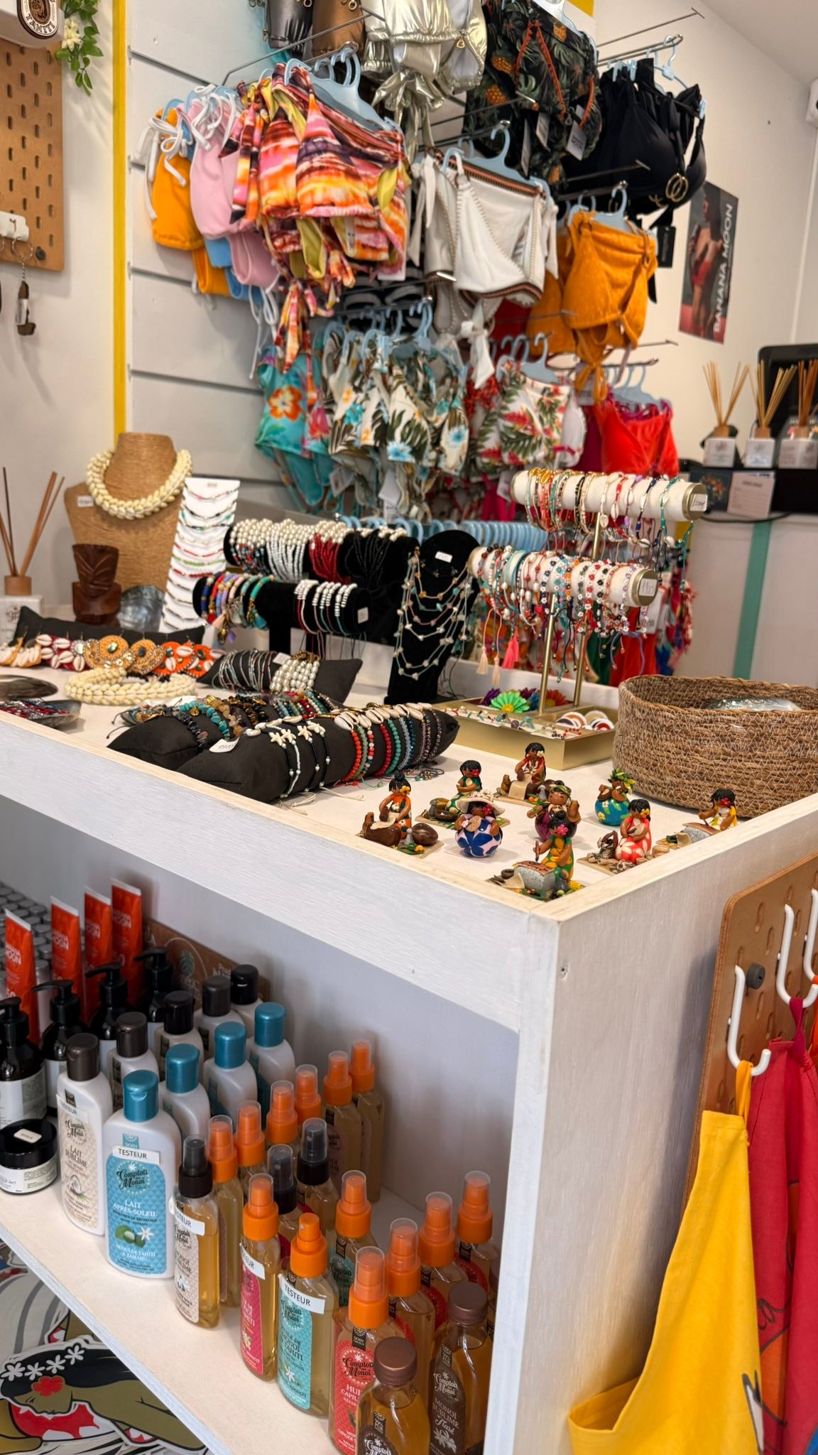 その他 Tahitian goods shop On the Tahiti cruises if you arrive on MOOREA there are a bundle