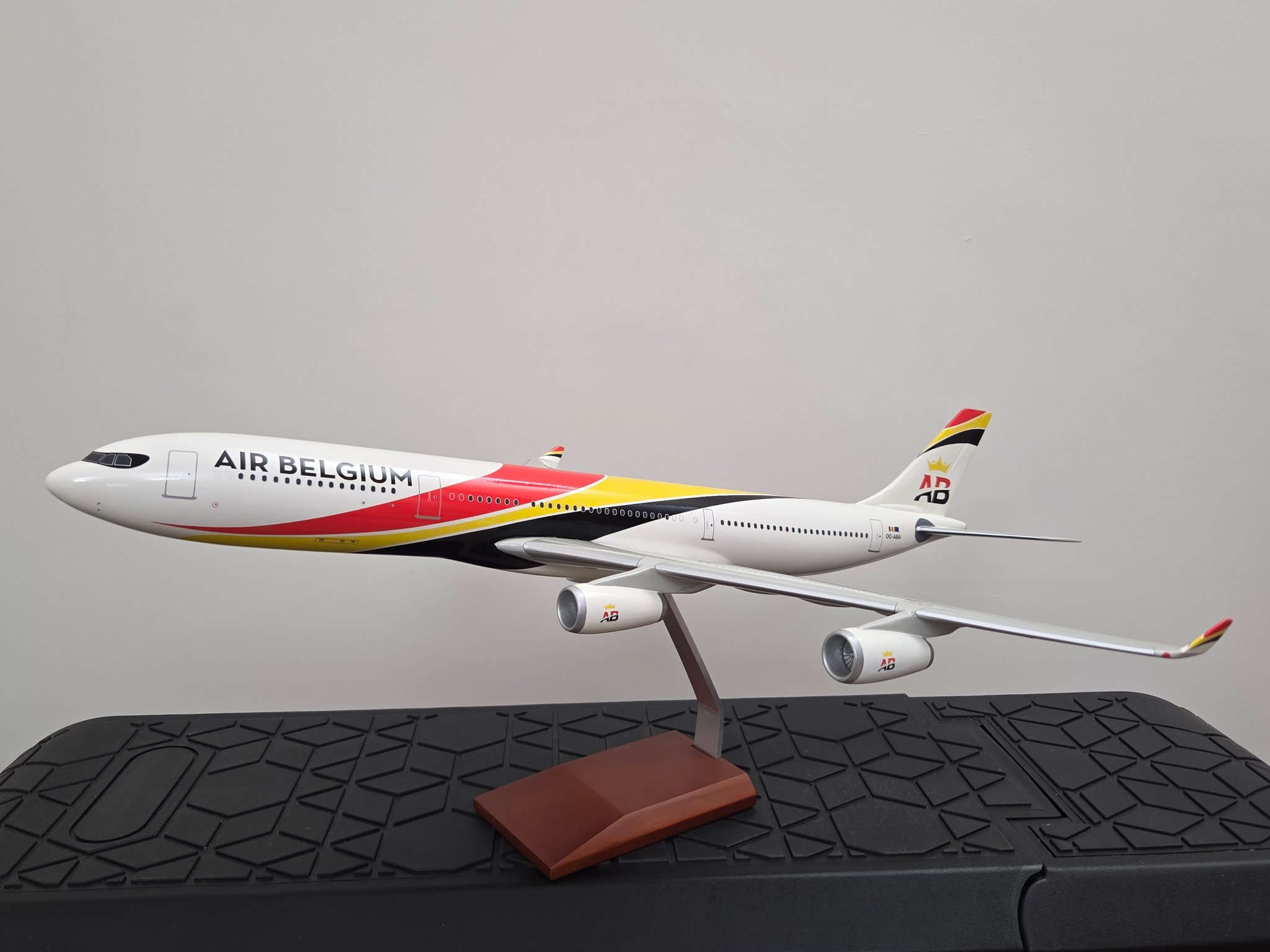 Aviation Elegance in 1:200 Scale ⚡ The Hogan Lufthansa Airbus
