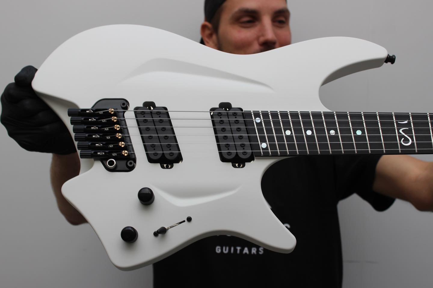 Loving this H/06R in white! The inlays on that dark board pop big
