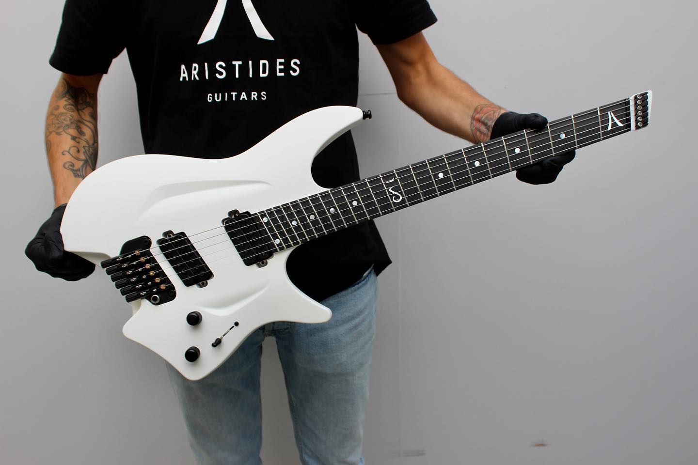 Loving this H/06R in white! The inlays on that dark board pop big