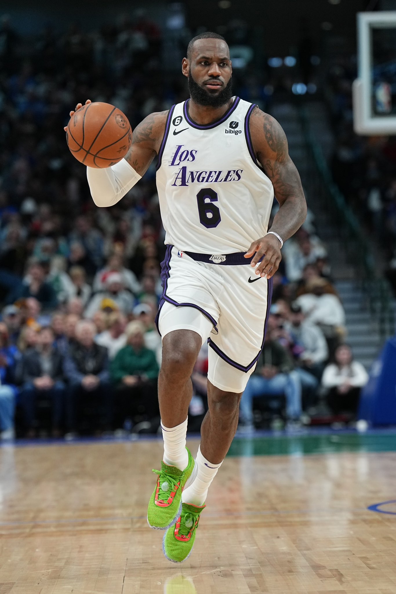 ▪️LEBRON XX EP “Christmas”▪️ 以綠色搭配聖誕紅的紋理點綴，呈現 