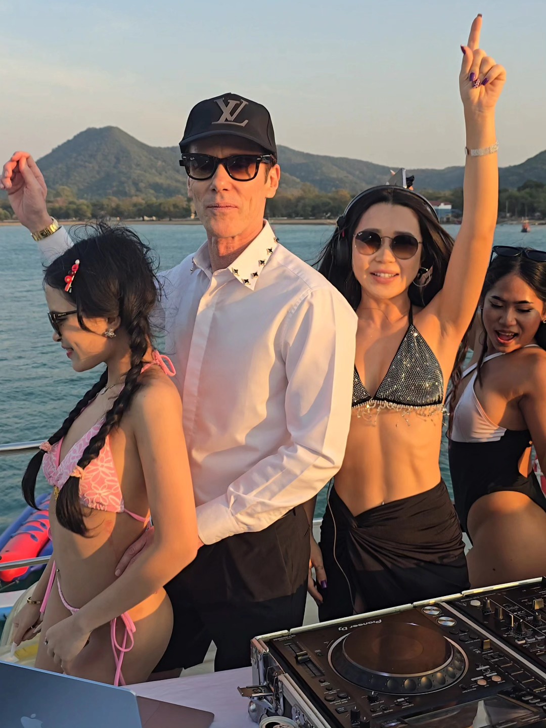 ニコル 🔥 DJ's at the lit Yacht Party #partythailand #yachtparty