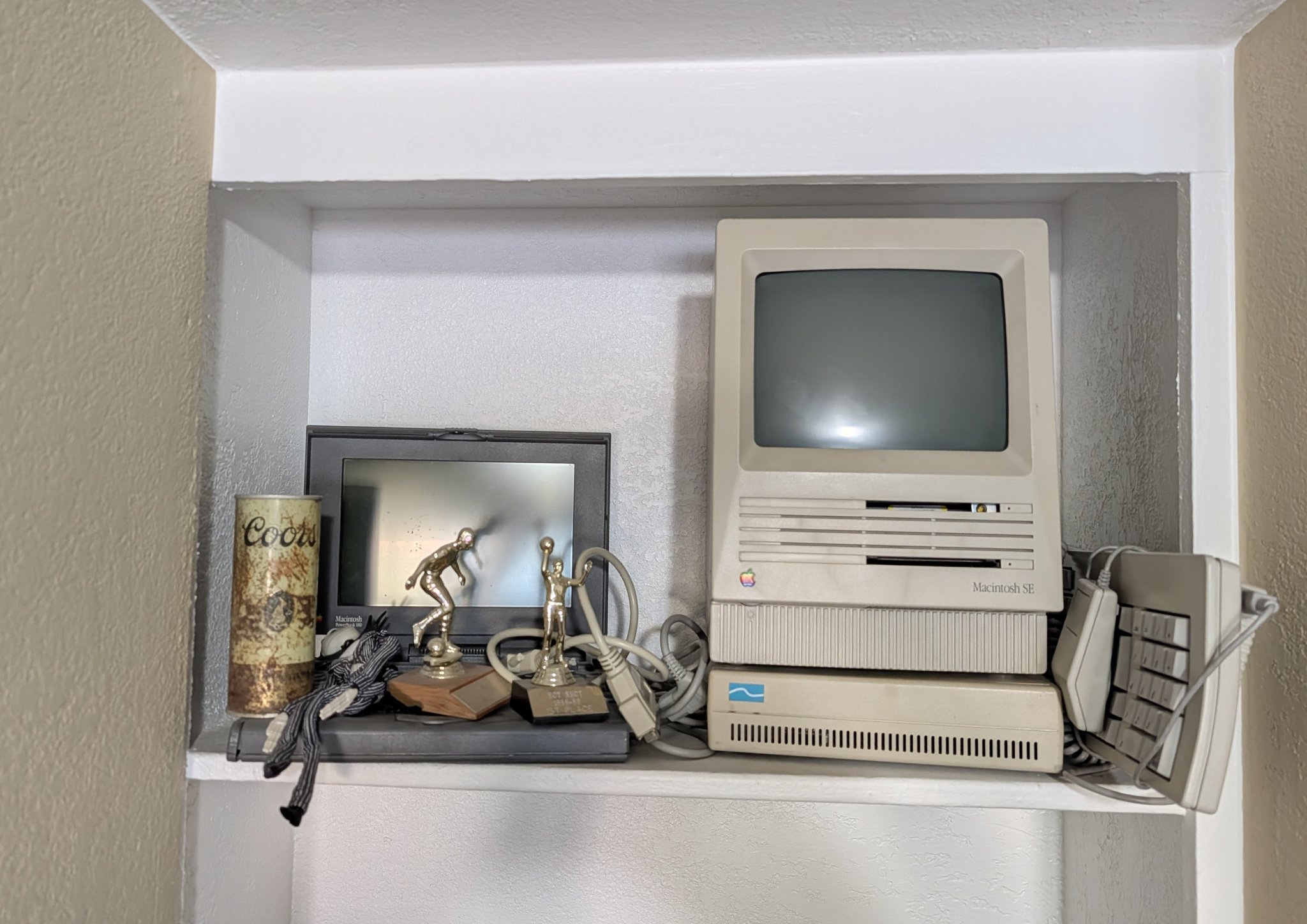 Vintage Macintosh Performa 575 helps retrieve photo scans from CD-ROM