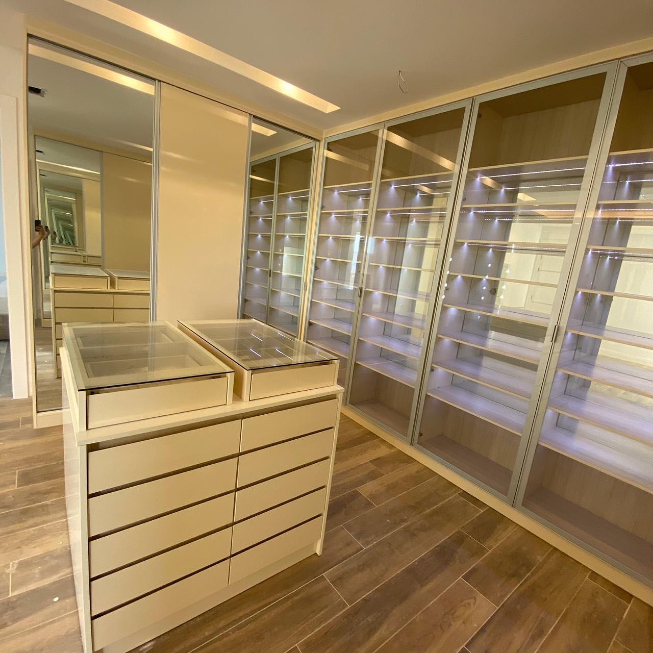 Closet moderno, detalhes em... - Zanotto Interiores - Angola | Facebook