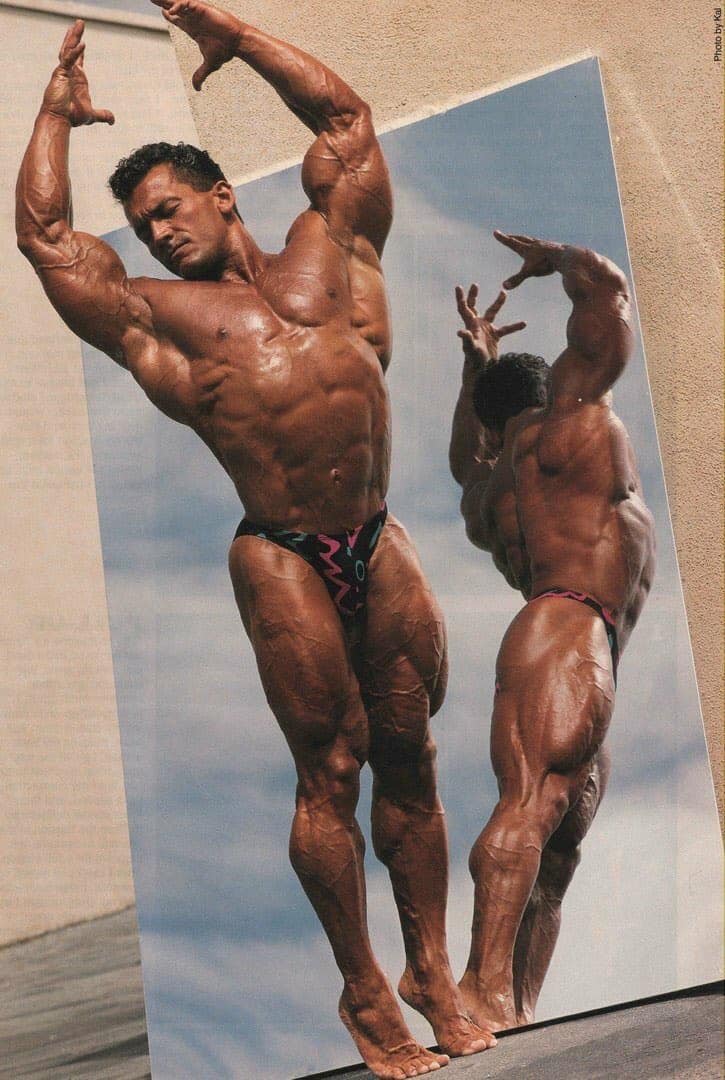 Lee Labrada strikes his instantly recognisable signature pose.