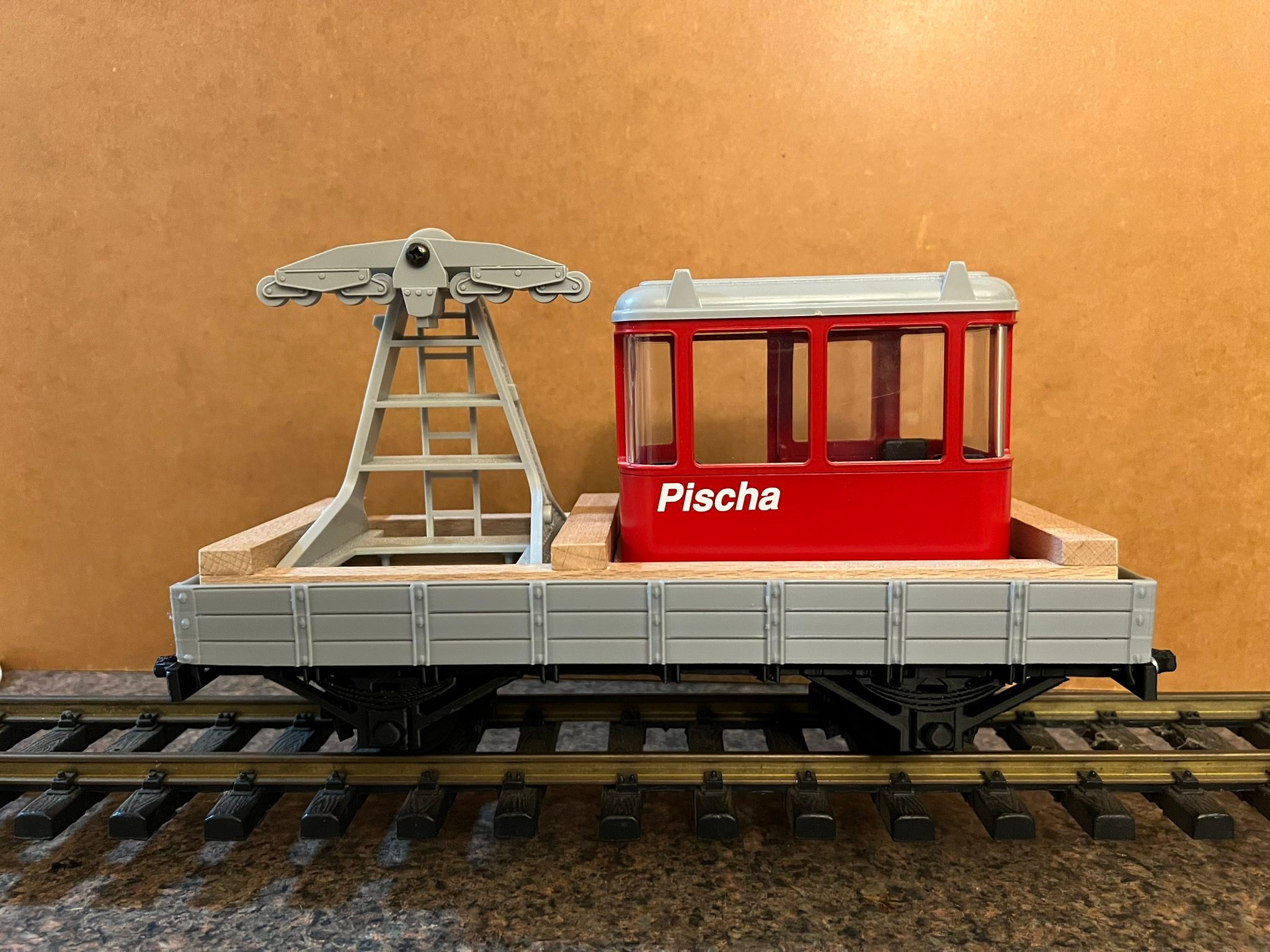 The LGB Lehmann Rigi Duo is a timeless model cable car, featuring