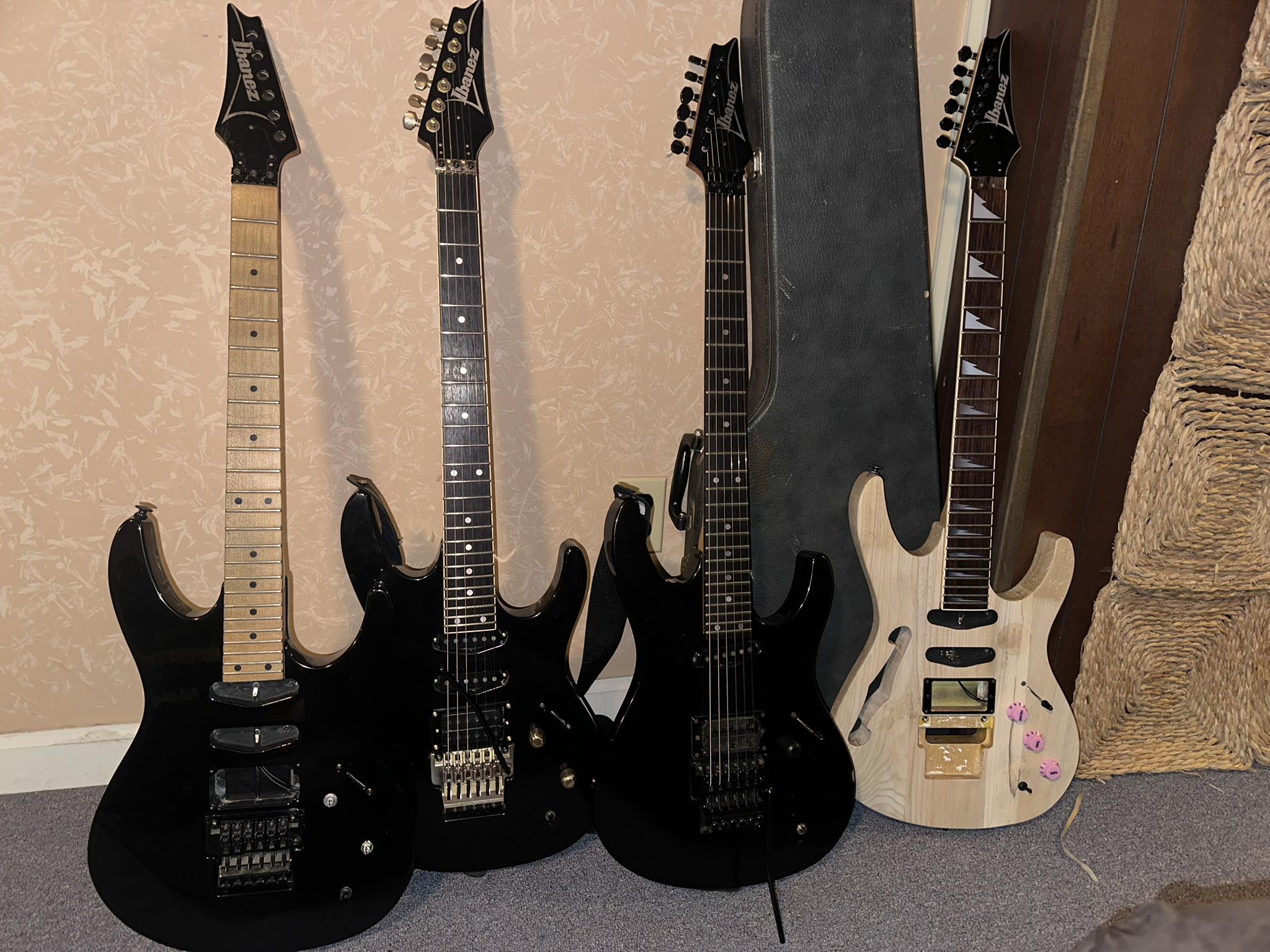 RG models features in a 1990 Ibanez catalogue