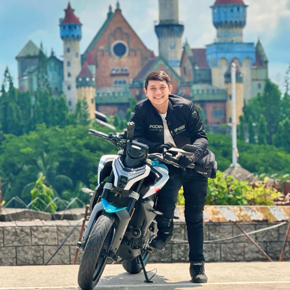 The night hits different when you're on two wheels | Nicholson Briones