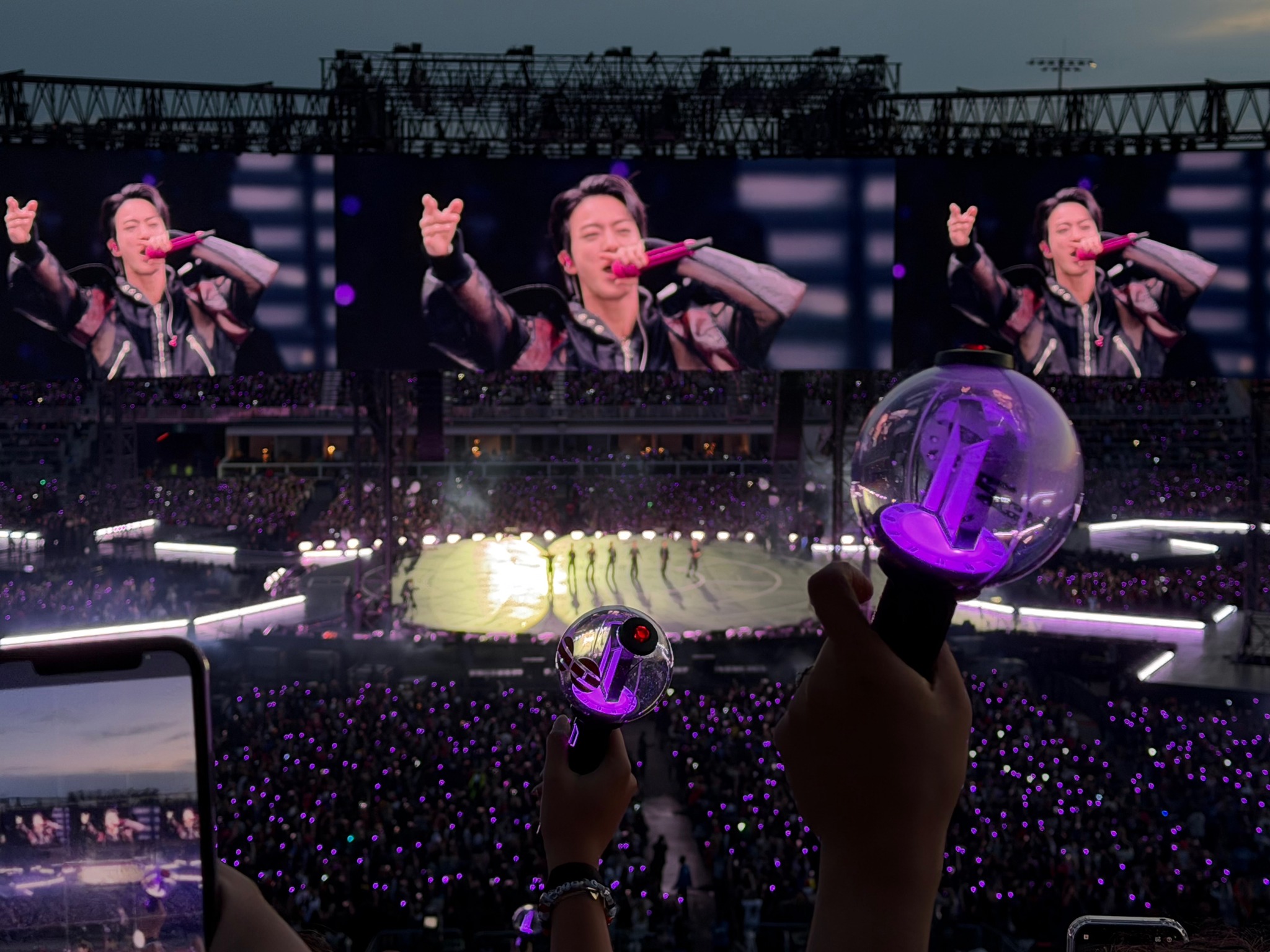 How do you accessorize a BTS mini light stick keychain? | Toronto, ON