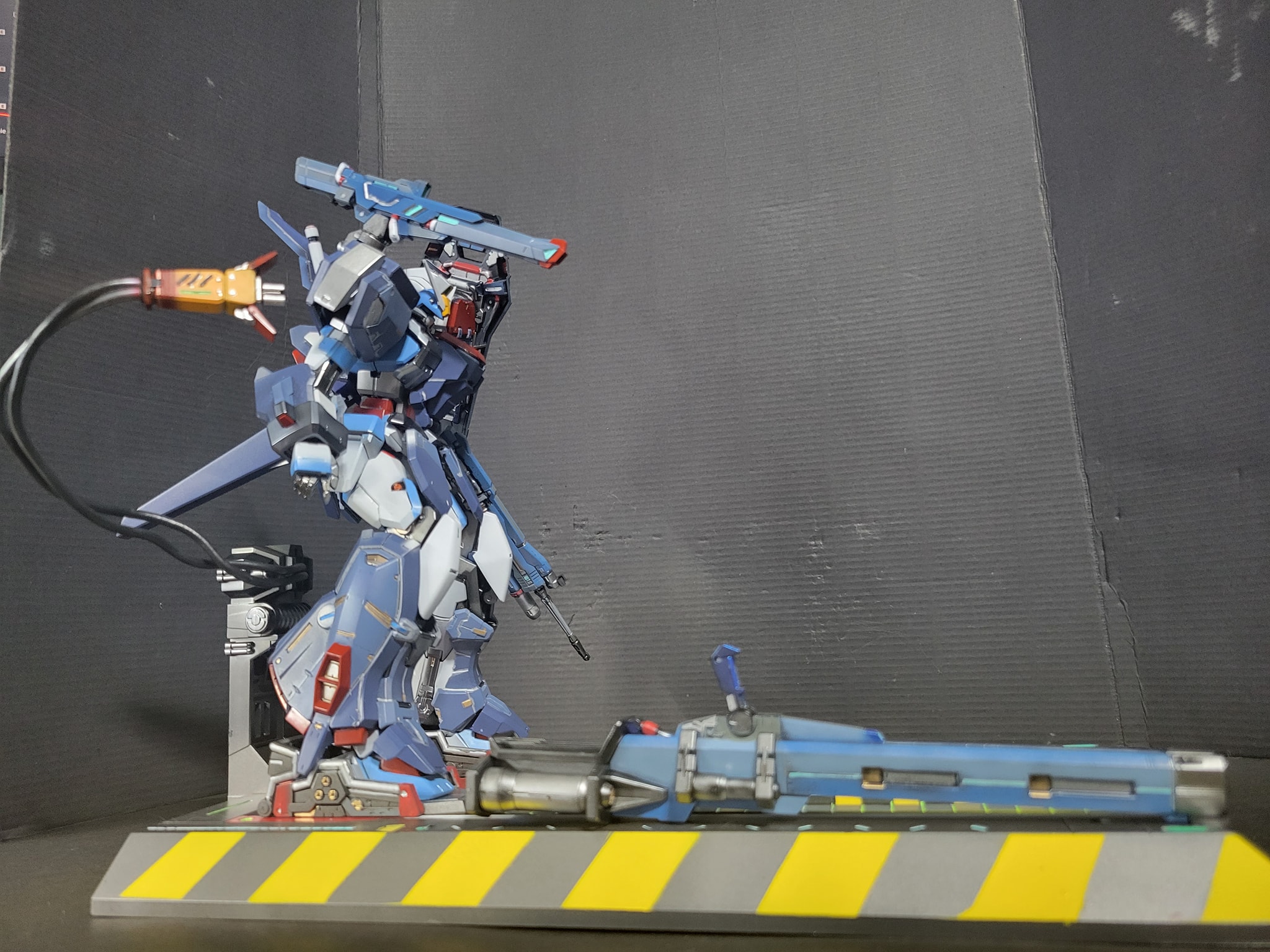 BANDAI MÔ HÌNH LẮP RÁP MG 1/100 DUEL GUNDAM ASSAULTSHROUD