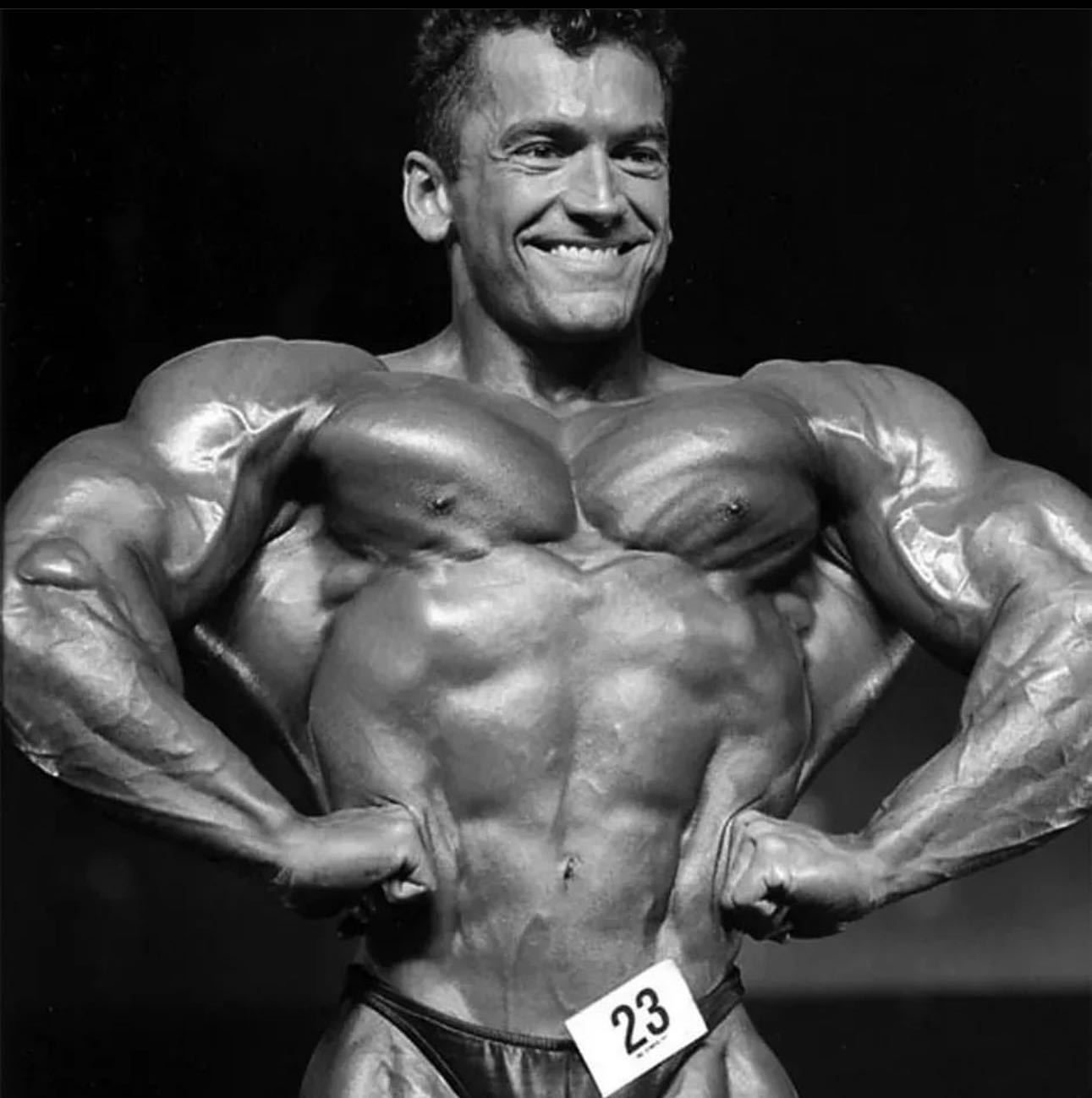 Lee Labrada strikes his instantly recognisable signature pose.