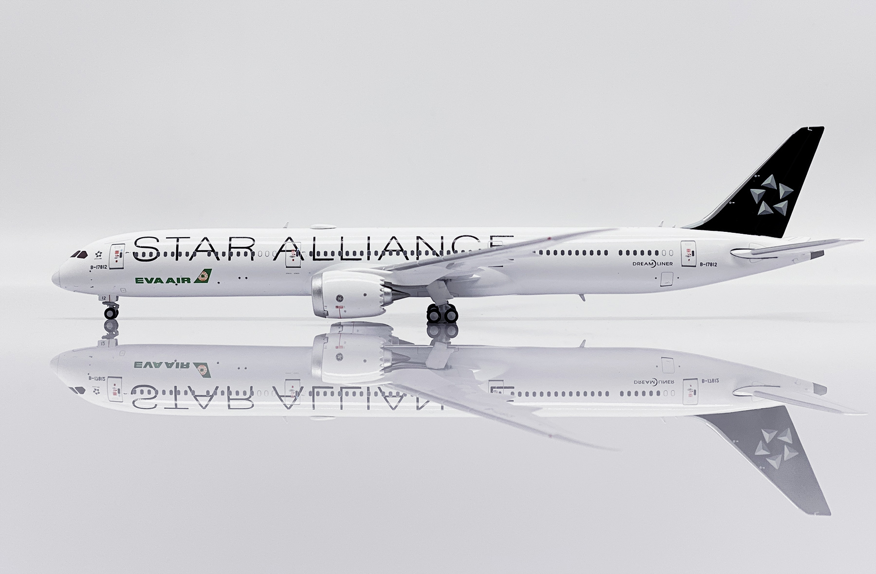 ✈️【EVA Air 787-9 1:200 Aircraft Model is here!】✈️ 👇Packed