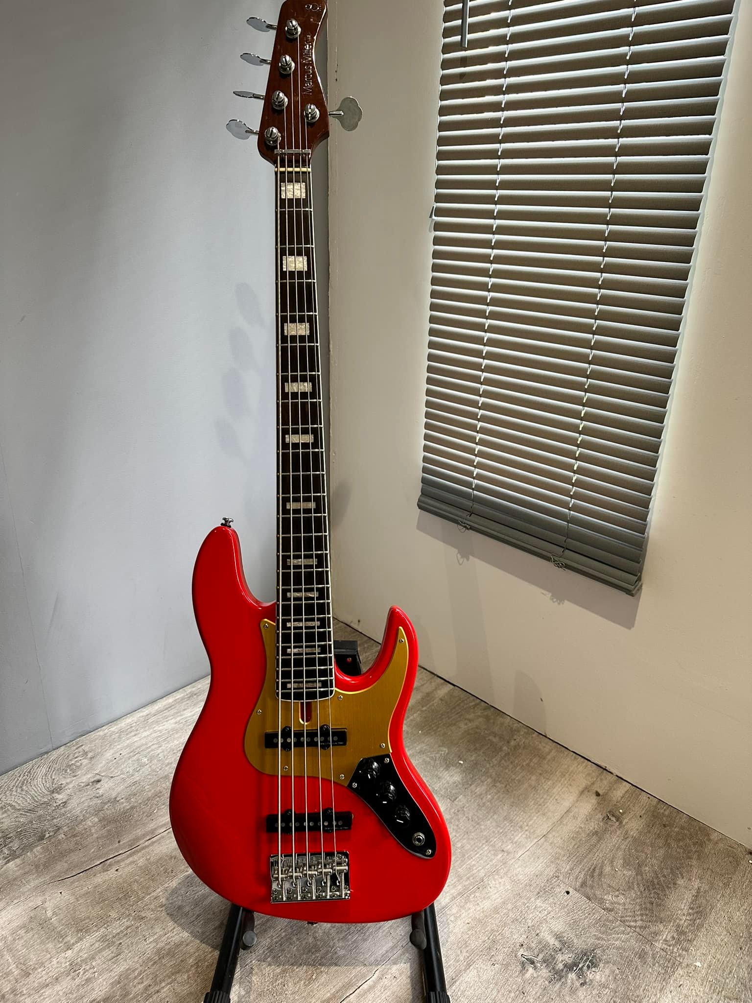 Sire V7 with John East J-Retro 01 Deluxe preamp upgrade