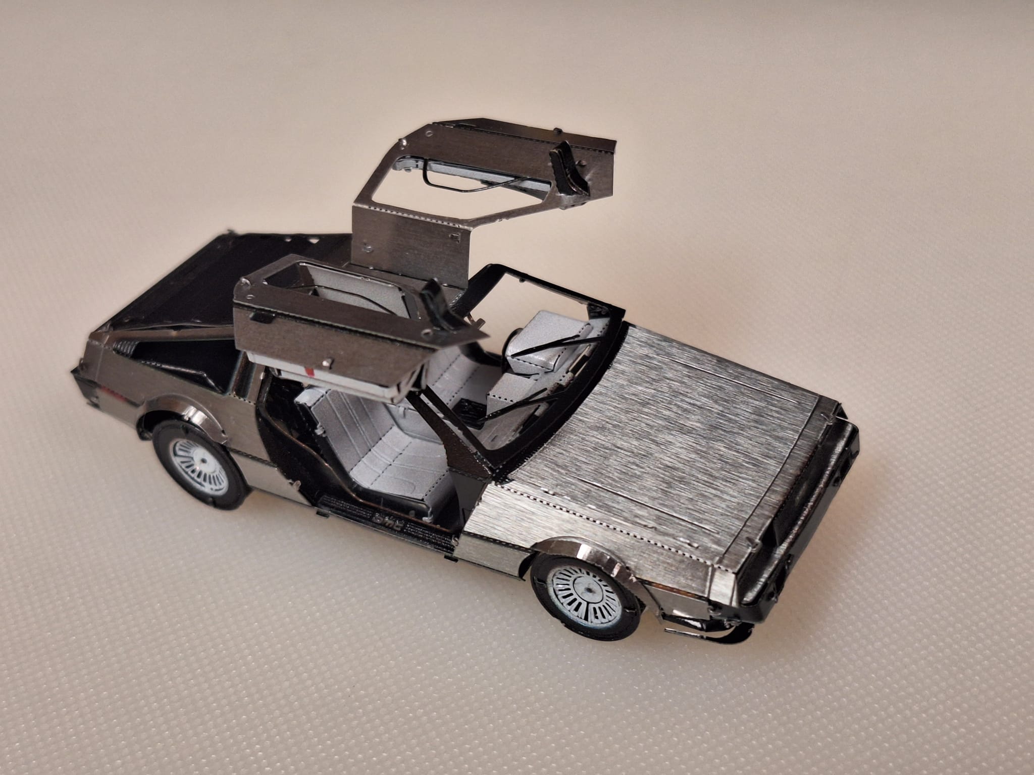 Metal Earth DeLorean – Puzzle 3D Métal – Maquette à Monter – Niveau Défi – Véhicule Culte – 100+ Pièces