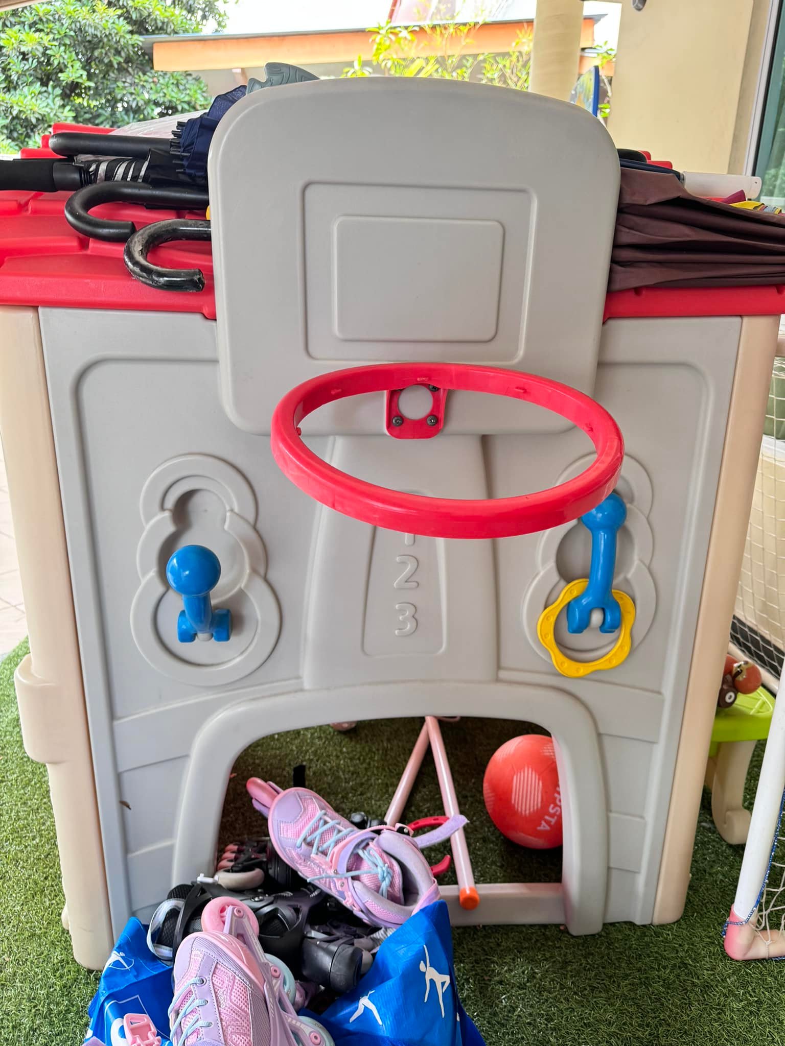 rosé -R- LP CD kit 1. Playpen (one of the entrance zippers is stuck, and a few of the