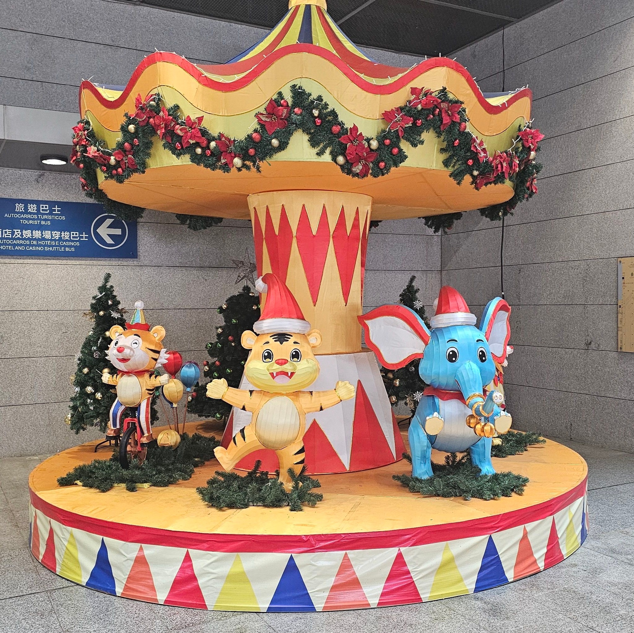 媽媽去賣場東西，2個小鬼在車上玩起 | Facebook