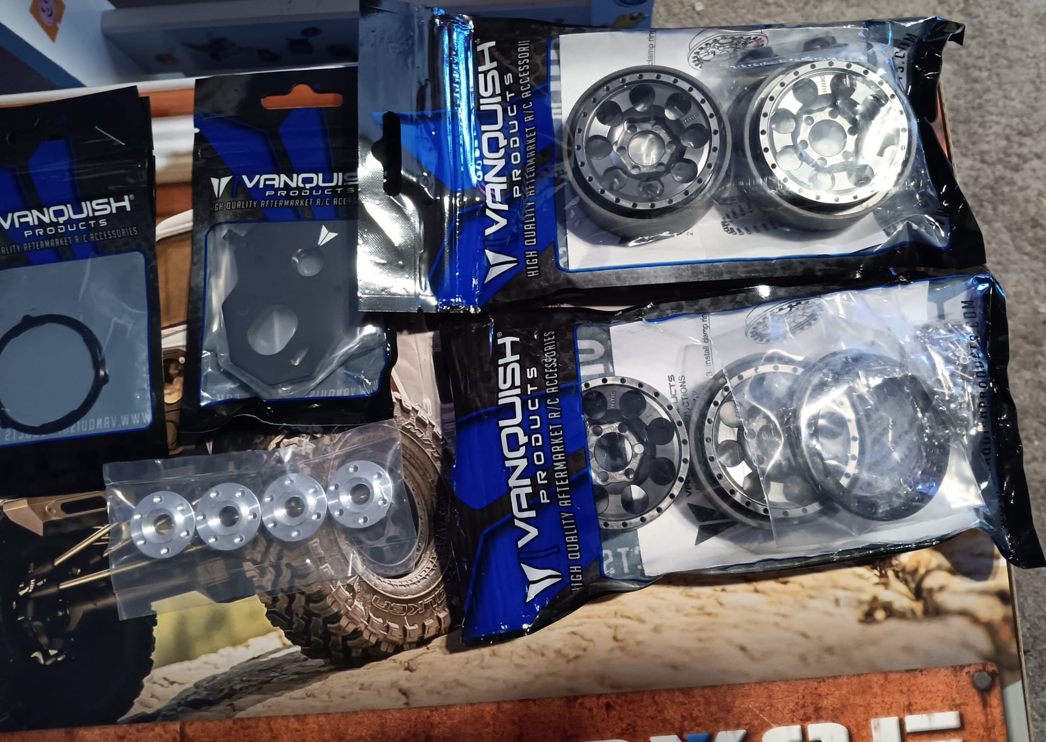 2 Ruote Vanquish 1.9 KMC KM237 Riot Arancioni - Beadlock In Alluminio VPS08135, 1:10