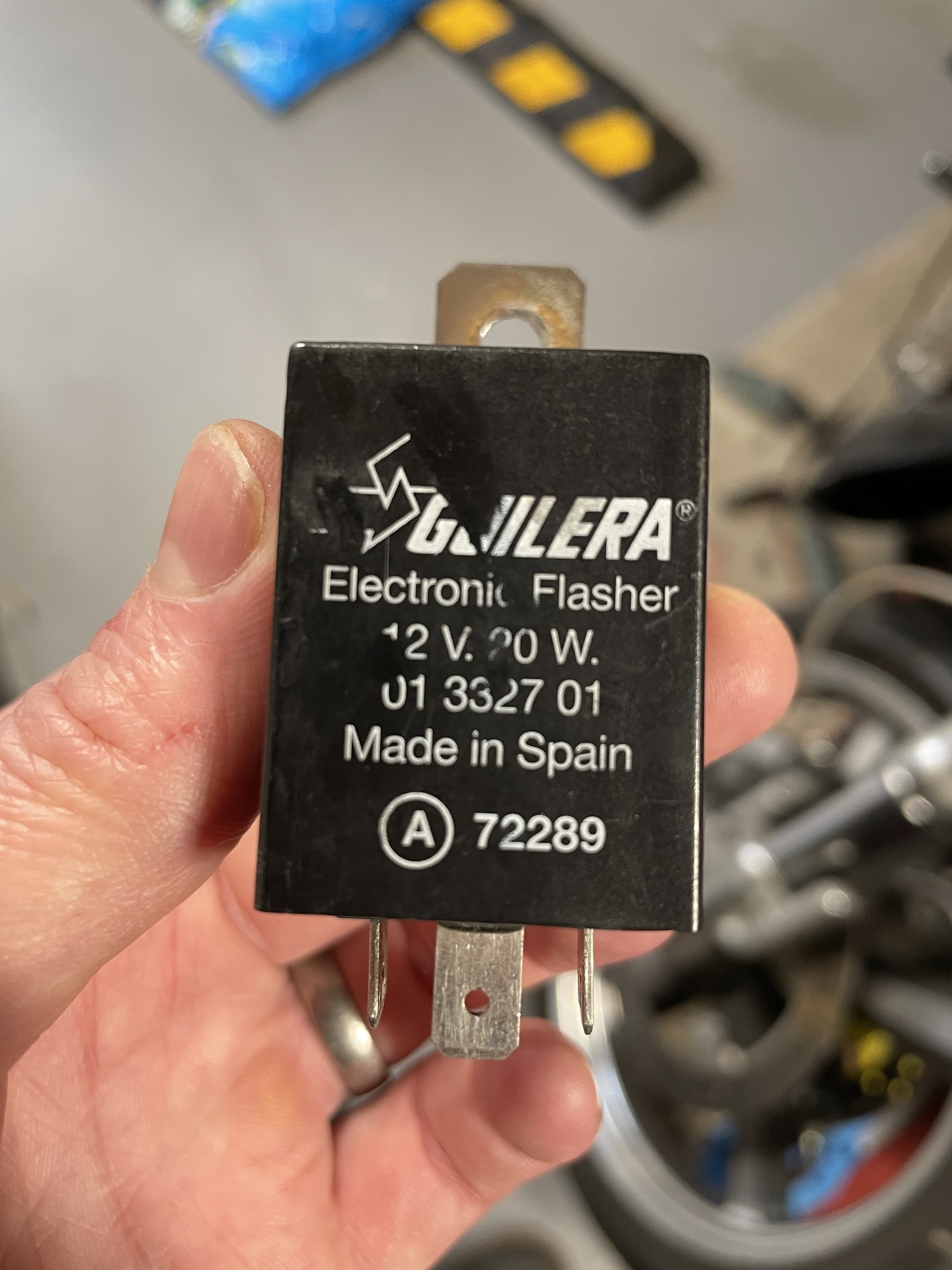写真 What could be causing the LED flasher relay to click constantly