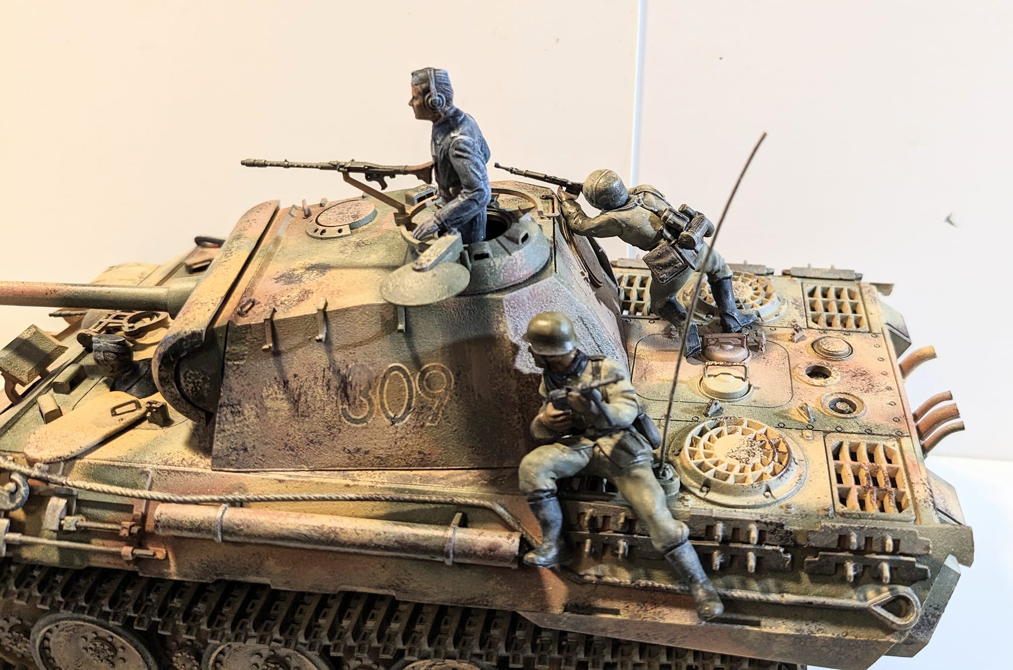 Sharing a 1/9 scale Panzer-Grenadier model, a holy grail item