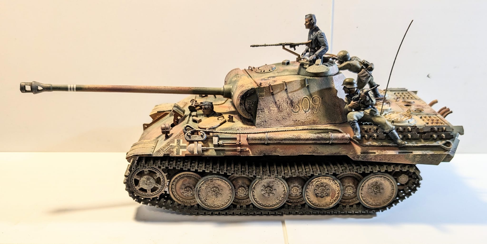 Sharing a 1/9 scale Panzer-Grenadier model, a holy grail item