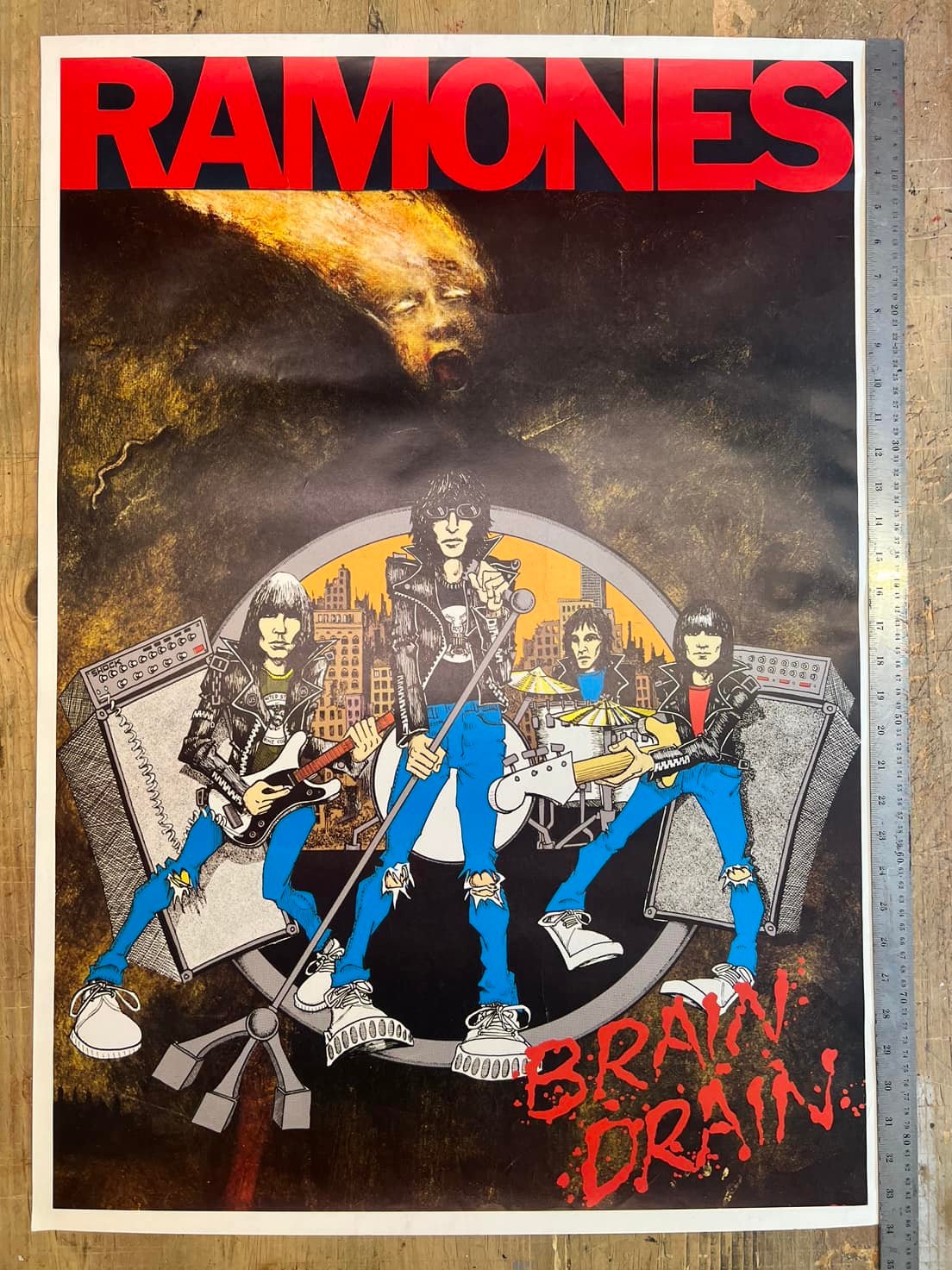 RAMONES - Group Standing Red T-shirt - Medium - New