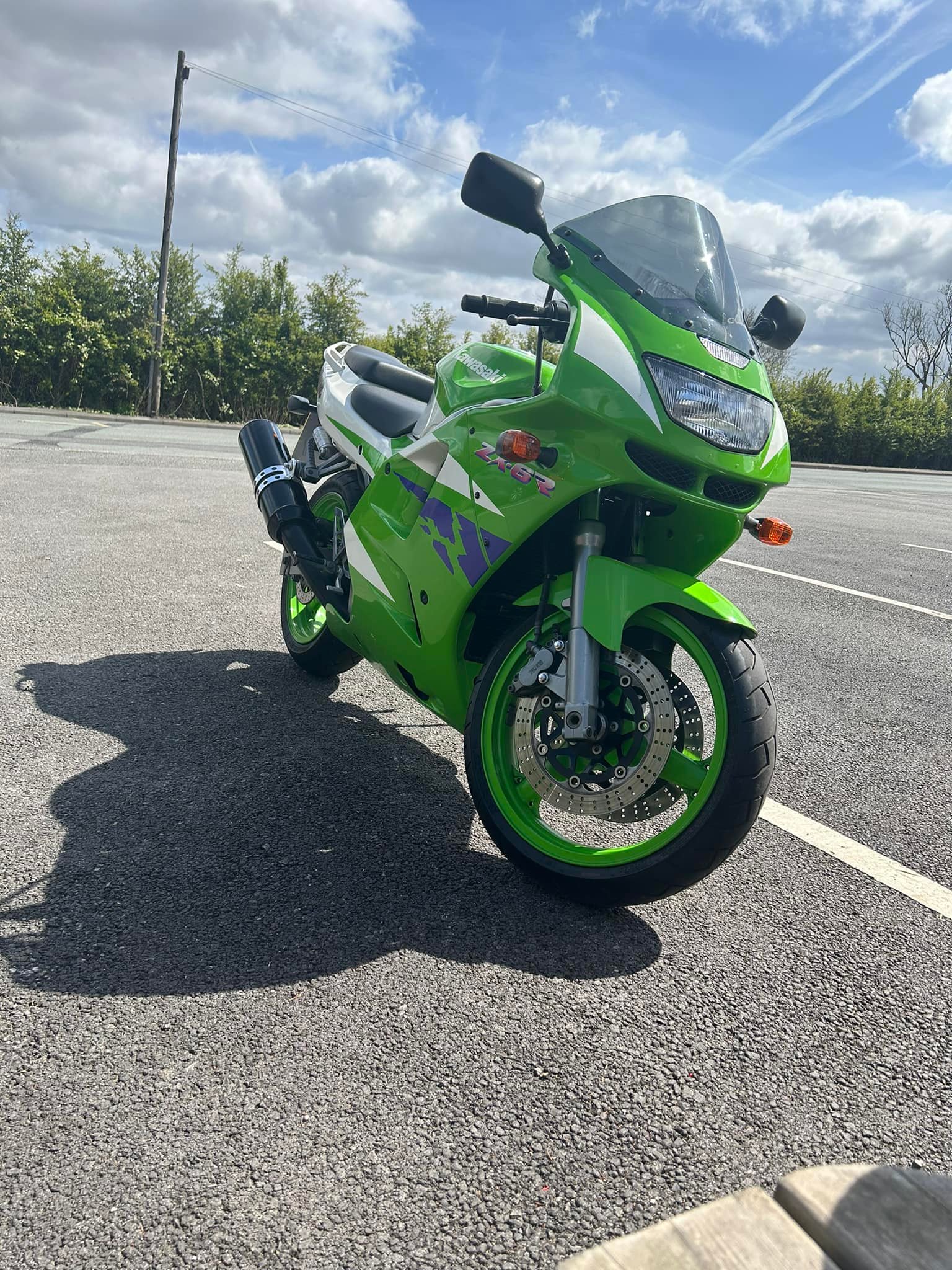 Out and about in the sunshine. Zx6r f2 1996, only mod is the screen.