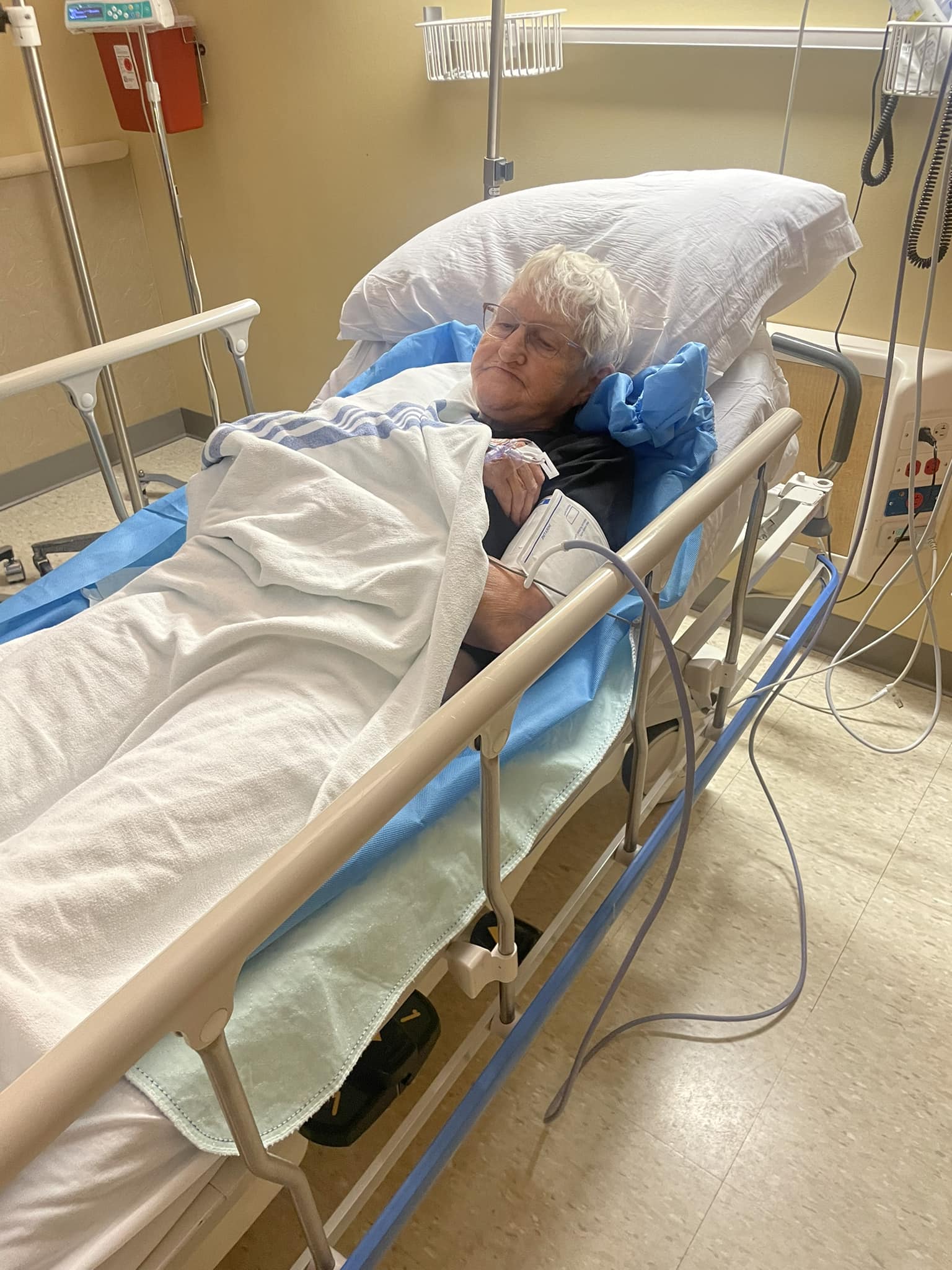 Amy Laymon - Say prayers my mom has broken a hip now😭 | Facebook
