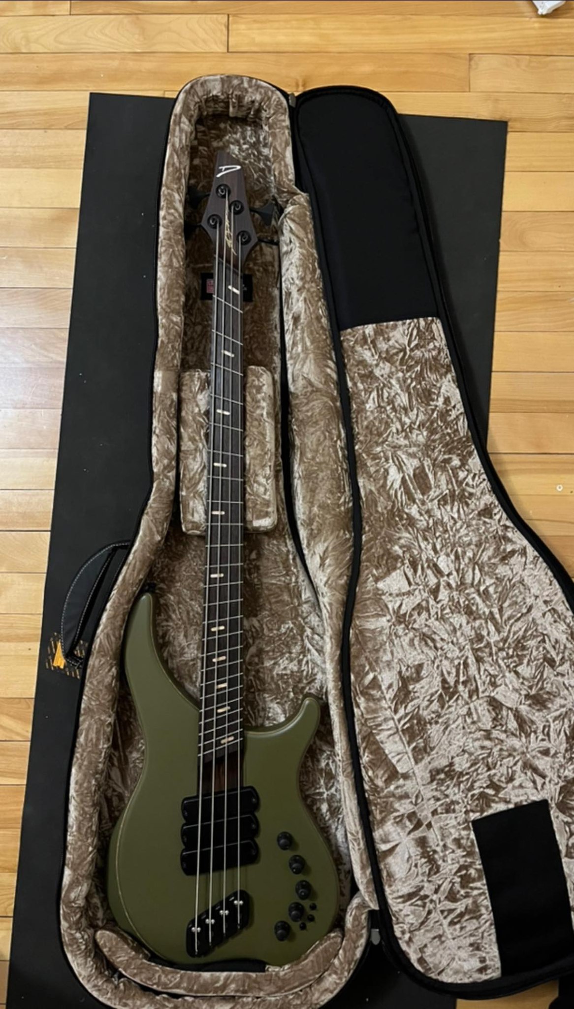 How long does Dingwall, Scotland take to build a custom ABI bass?