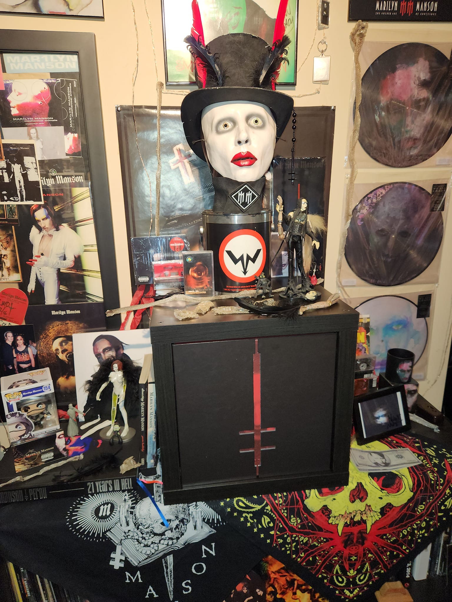 Marilyn Manson vinyl box set fits in new cube