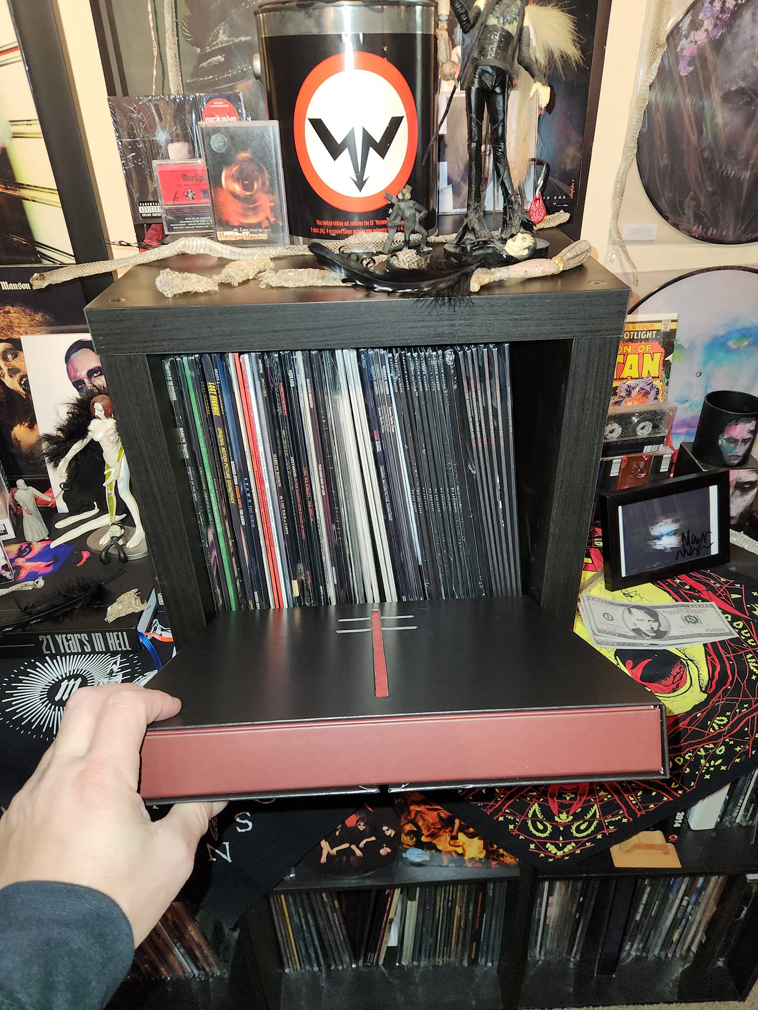 Marilyn Manson vinyl box set fits in new cube