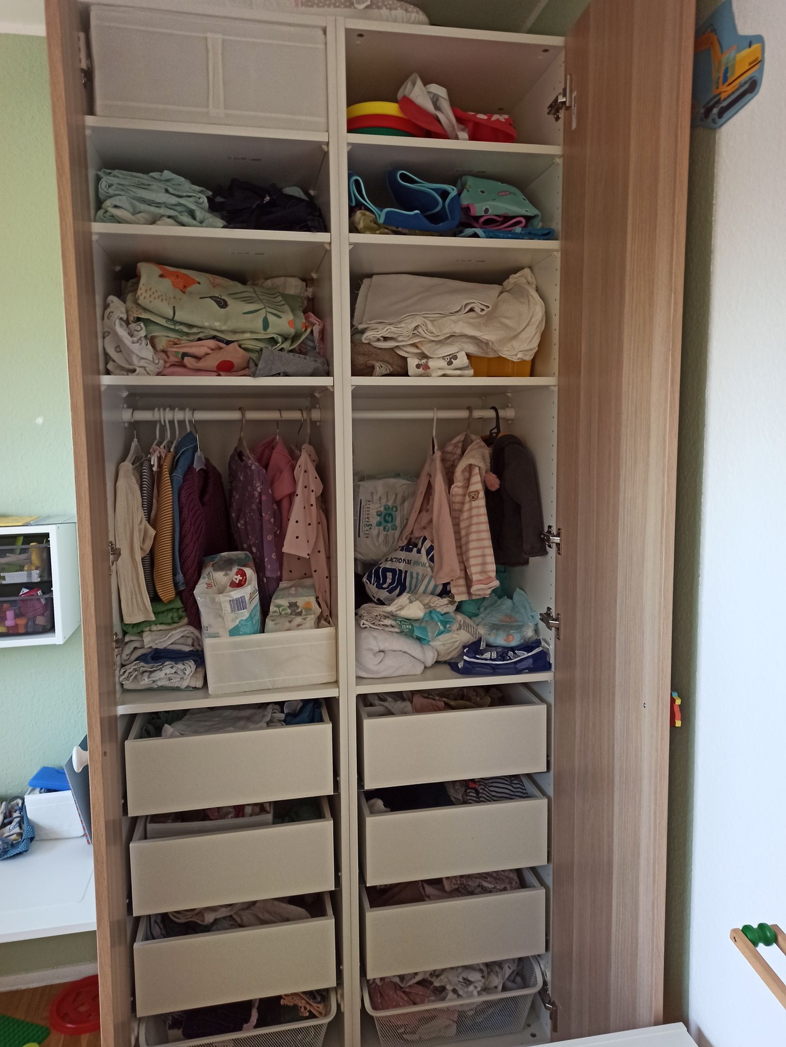 Ich verkaufe einen ein Jahr alten Ikea Pax- Kleiderschrank (H 2,36 x B 1,00 x T 60). Er eignet sich perfekt für das Kinderzimmer, vor allem wenn sich zwei Kinder den Schrank