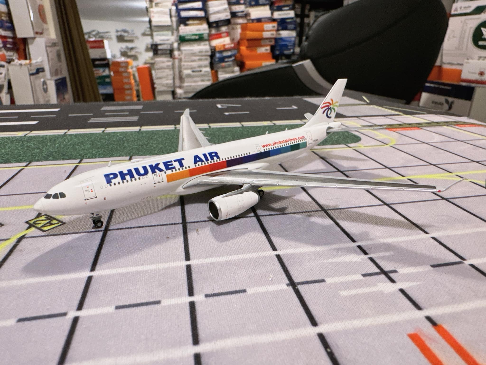 JC Wings 1:400 A330-200 pearl Phuket Air - fantasy