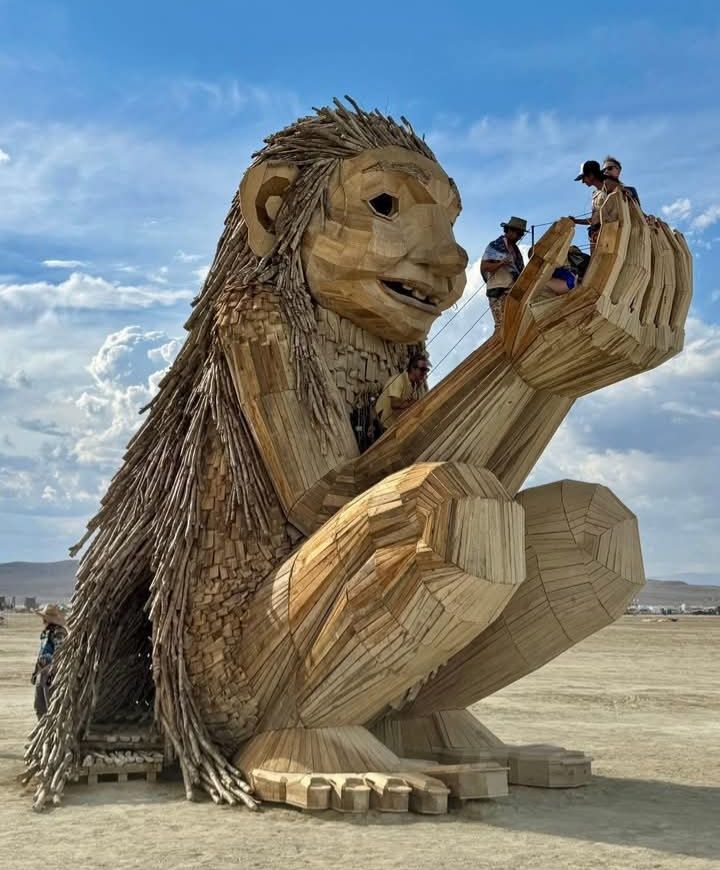 tambosmachineオリジナルオブジェ The recycled wooden sculpture, now lounging in Rendezvous Park in