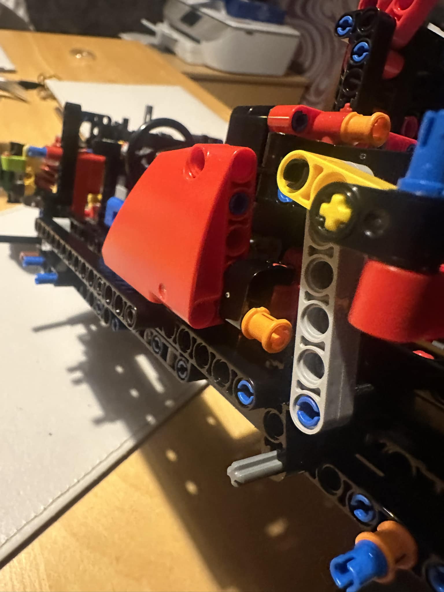 リサ Is orange pin in correct position on red lego part?