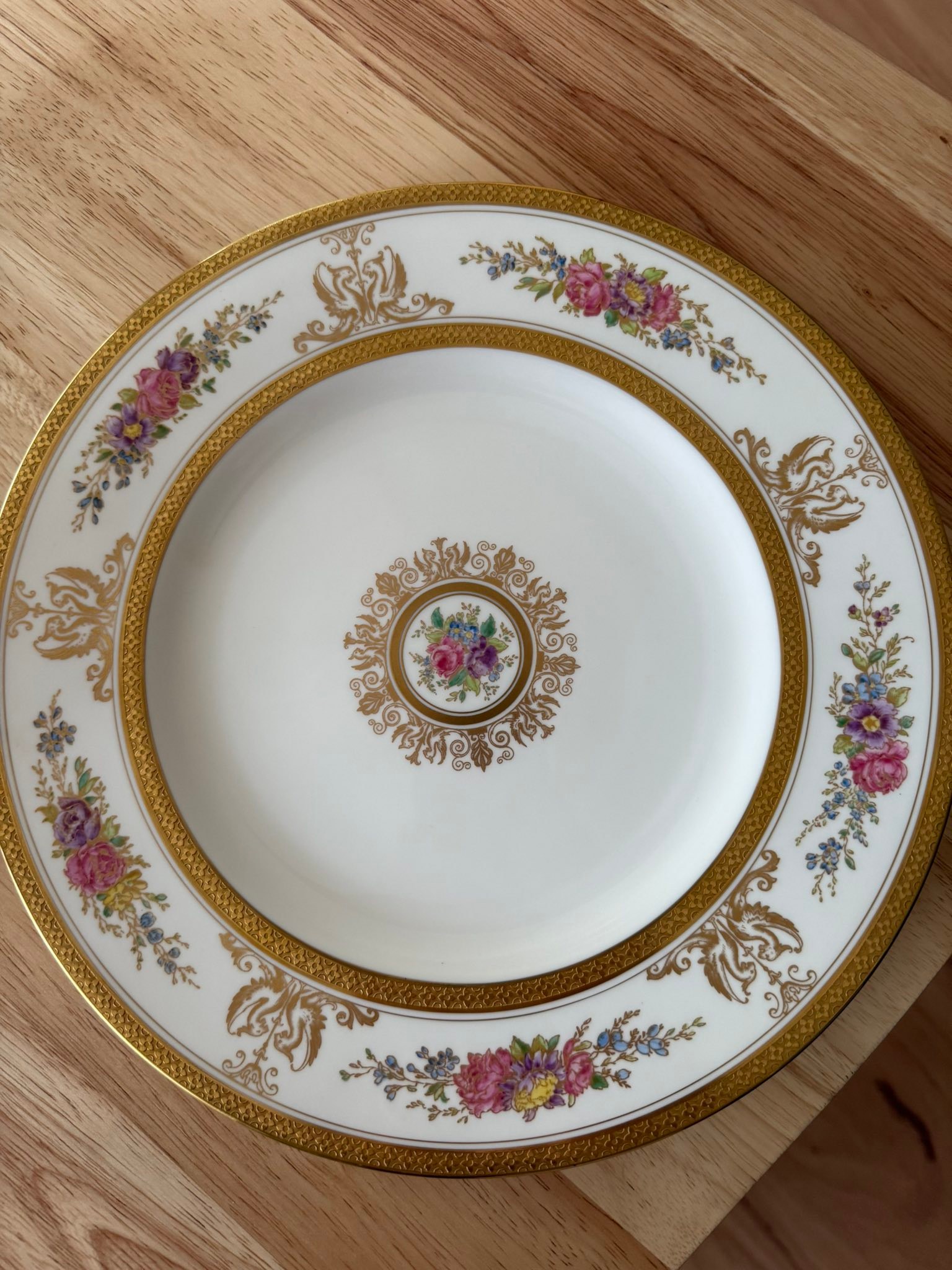 What is the value of a Wedgwood Columbia Gold Encrusted Dinner plate?