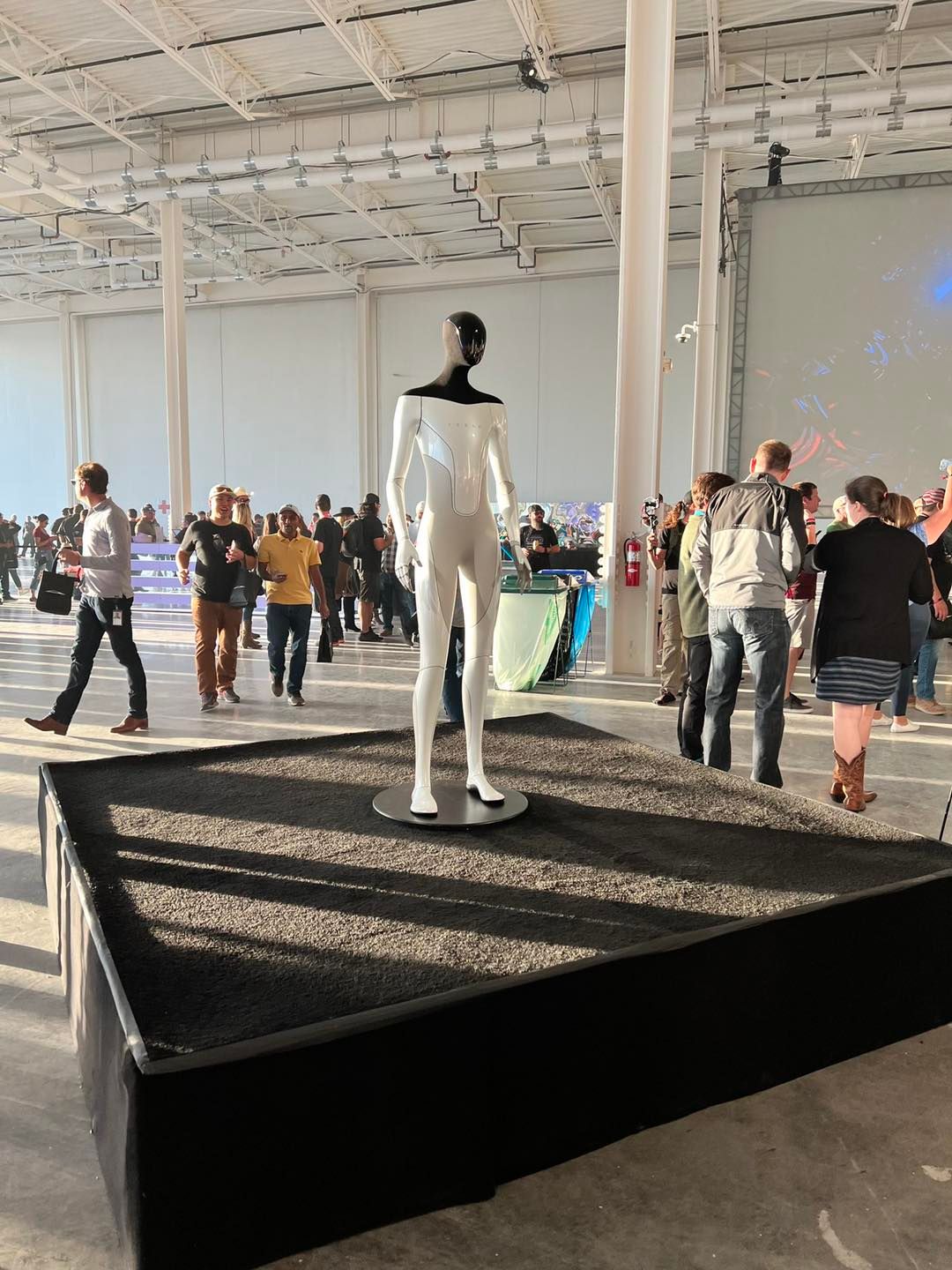 Blink Drive - Tesla Bot ในงาน Cyber Rodeo...