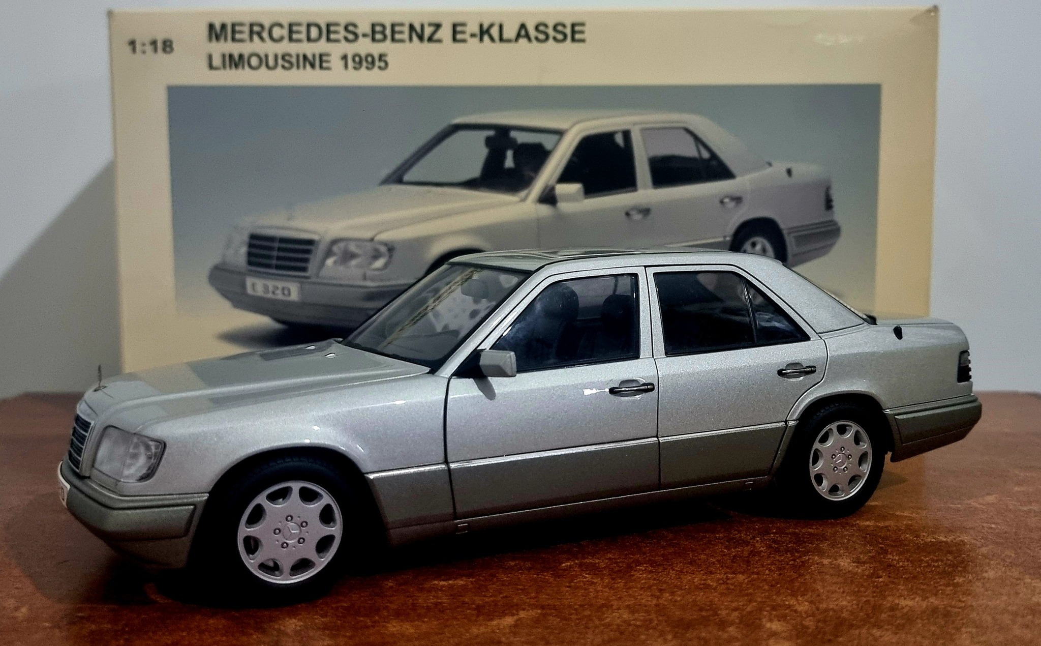 Mercedes Benz 320 E-Klasse limousine 1995 diecast model