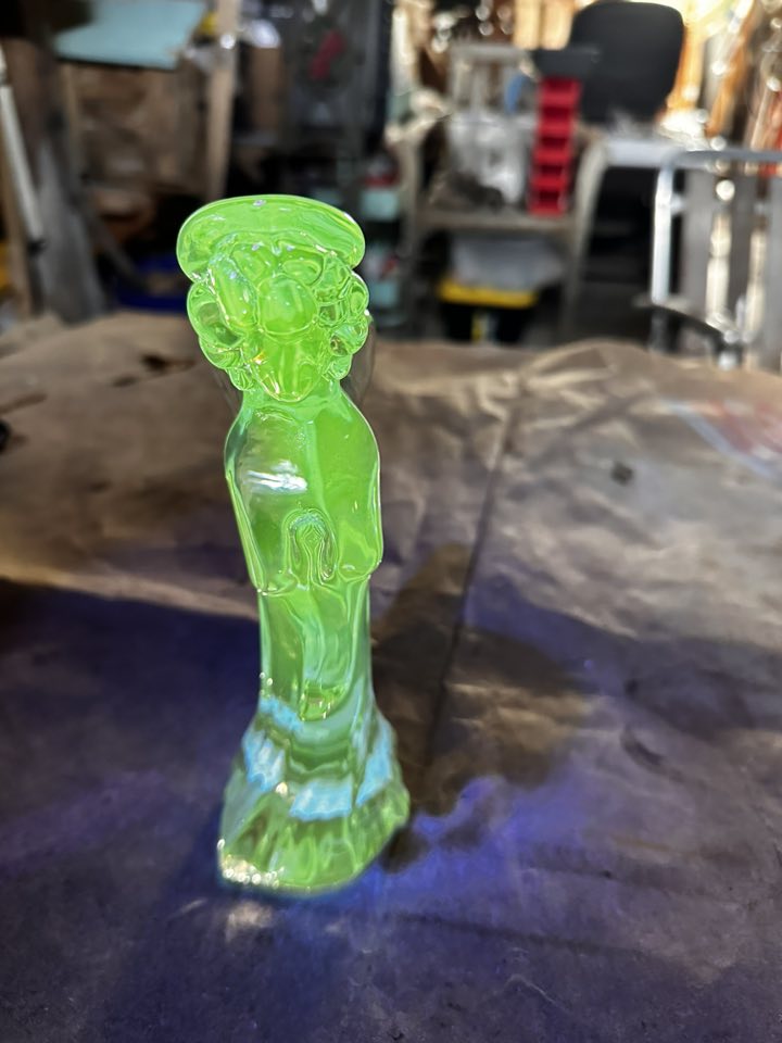 How to identify clear uranium glass?