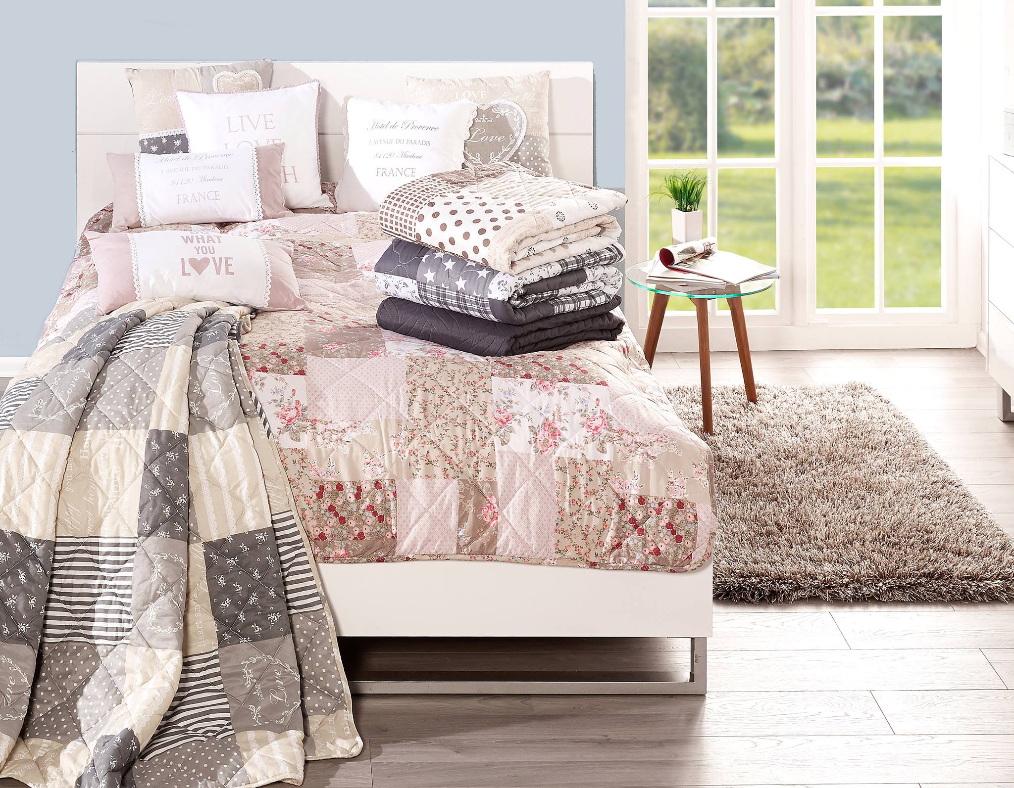 JYSK - Fans von Shabby Chic, Patchworkdecken und Landhausstil aufgepasst: mit Tagesdecke Paulina (aktuell 18,88 €) und unseren Ziekissen wird euer Bett zur Kuschelinsel