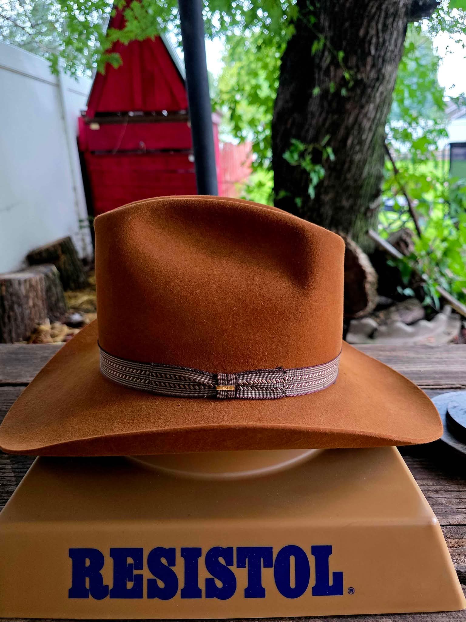 This Vintage RESISTOL Cowboy Hat 70's is a classic piece made of