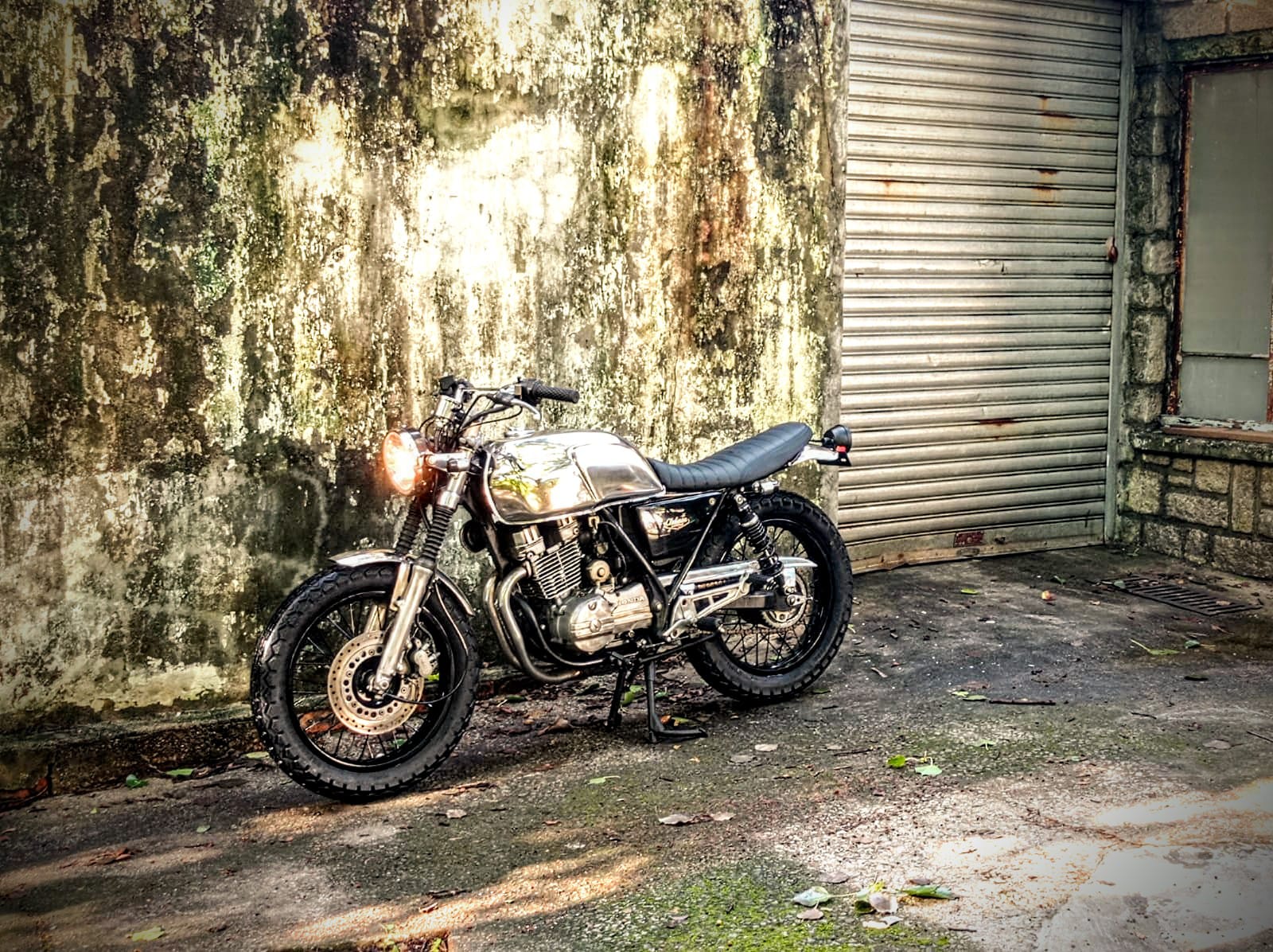 Customized Honda GB250 motorcycle features
