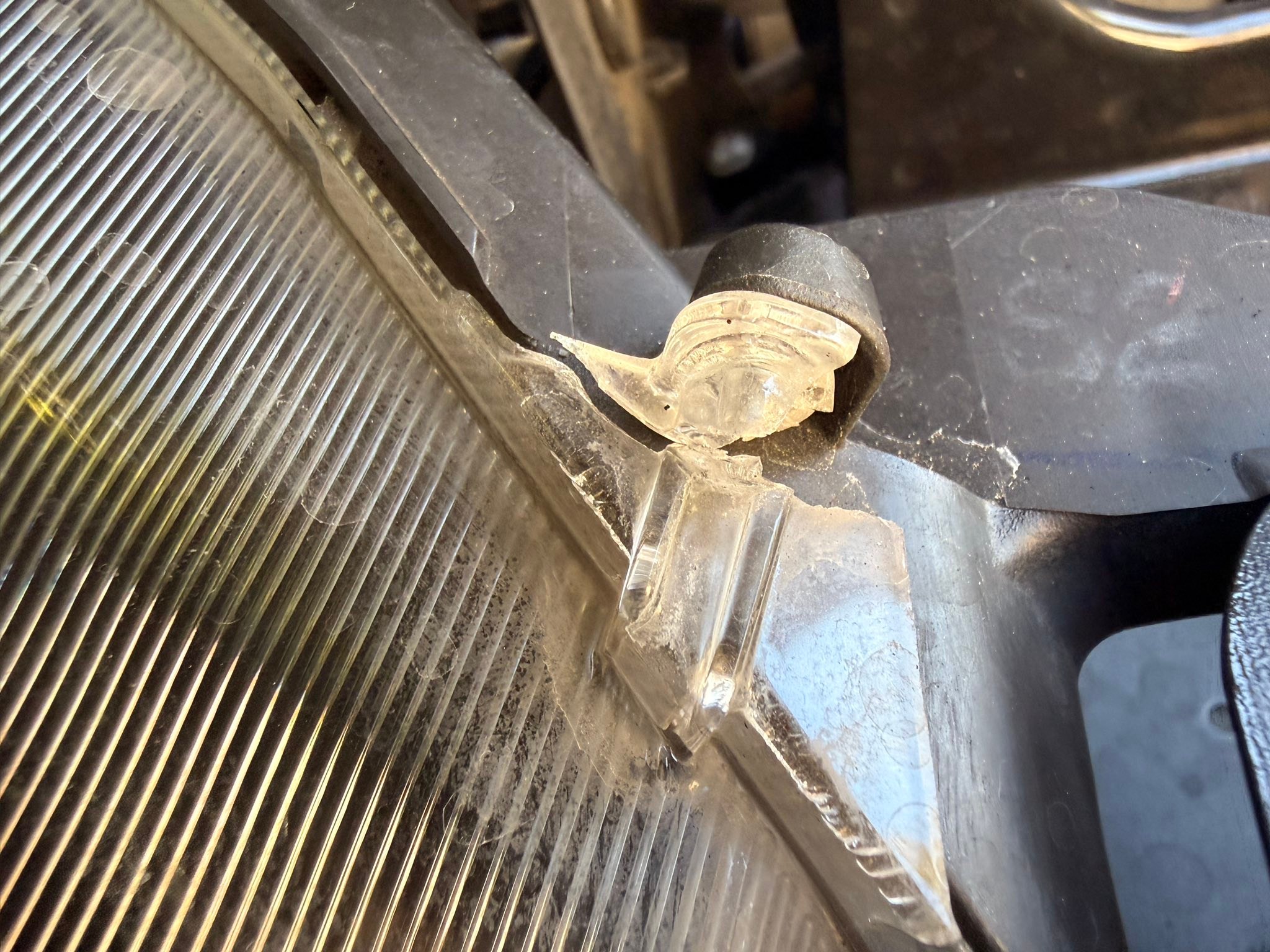 GARO様　ライト破損 Toyota has rejected my warranty claim for broken headlights lens
