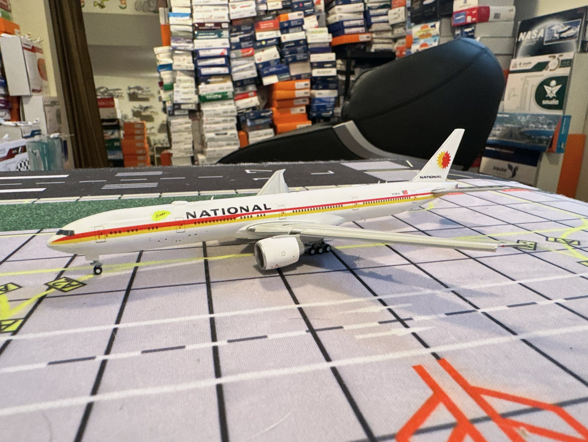 JC Wings 1:400 ANA - All Nippon Airways Boeing 777-300 Flaps Down