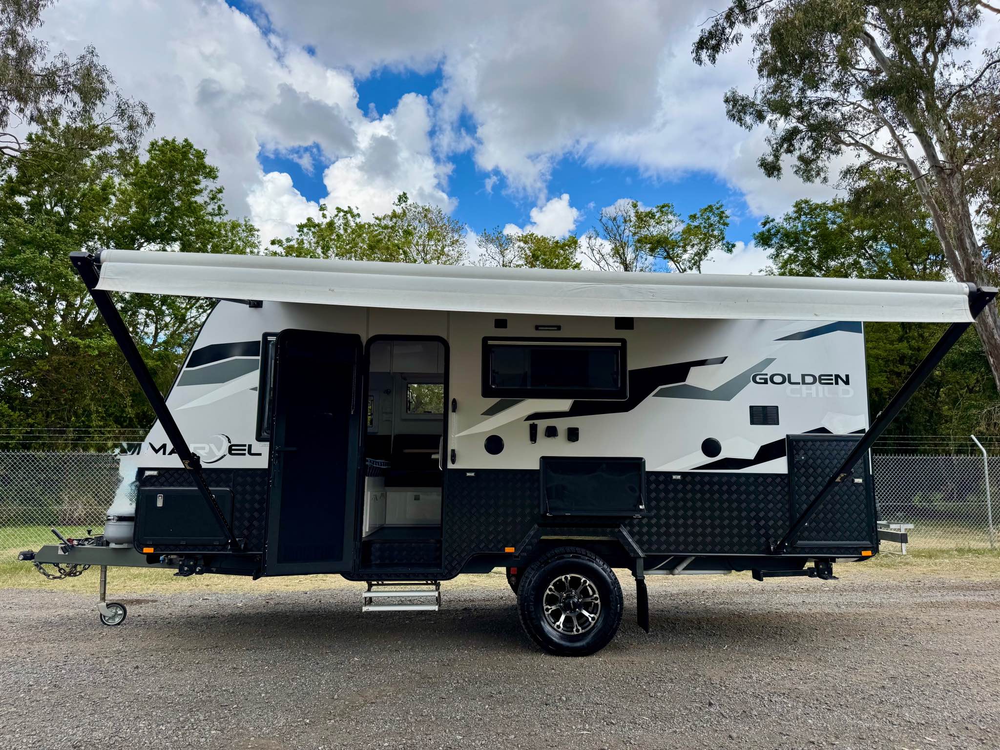 2023 Marvel RV golden child 18’ - family van
