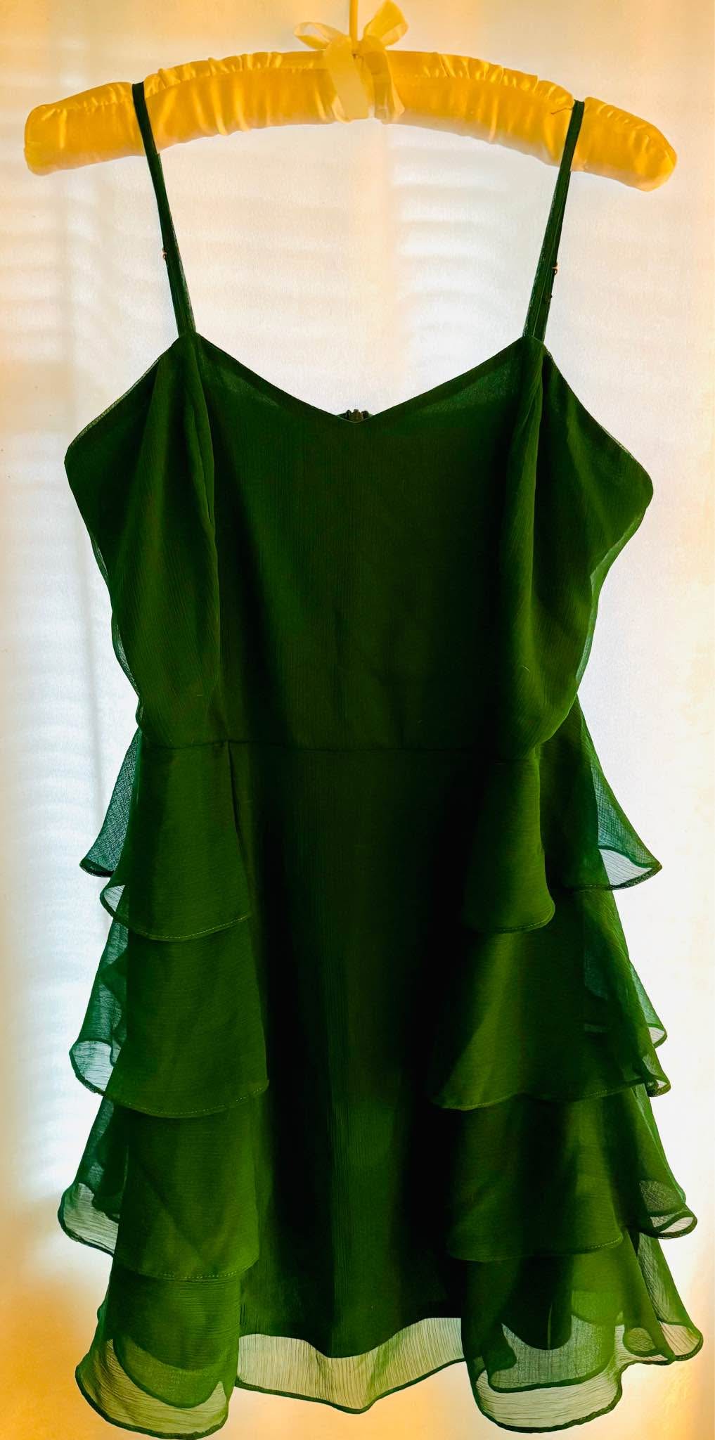 Strapless green dress with tiered ruffles. Adjustable straps