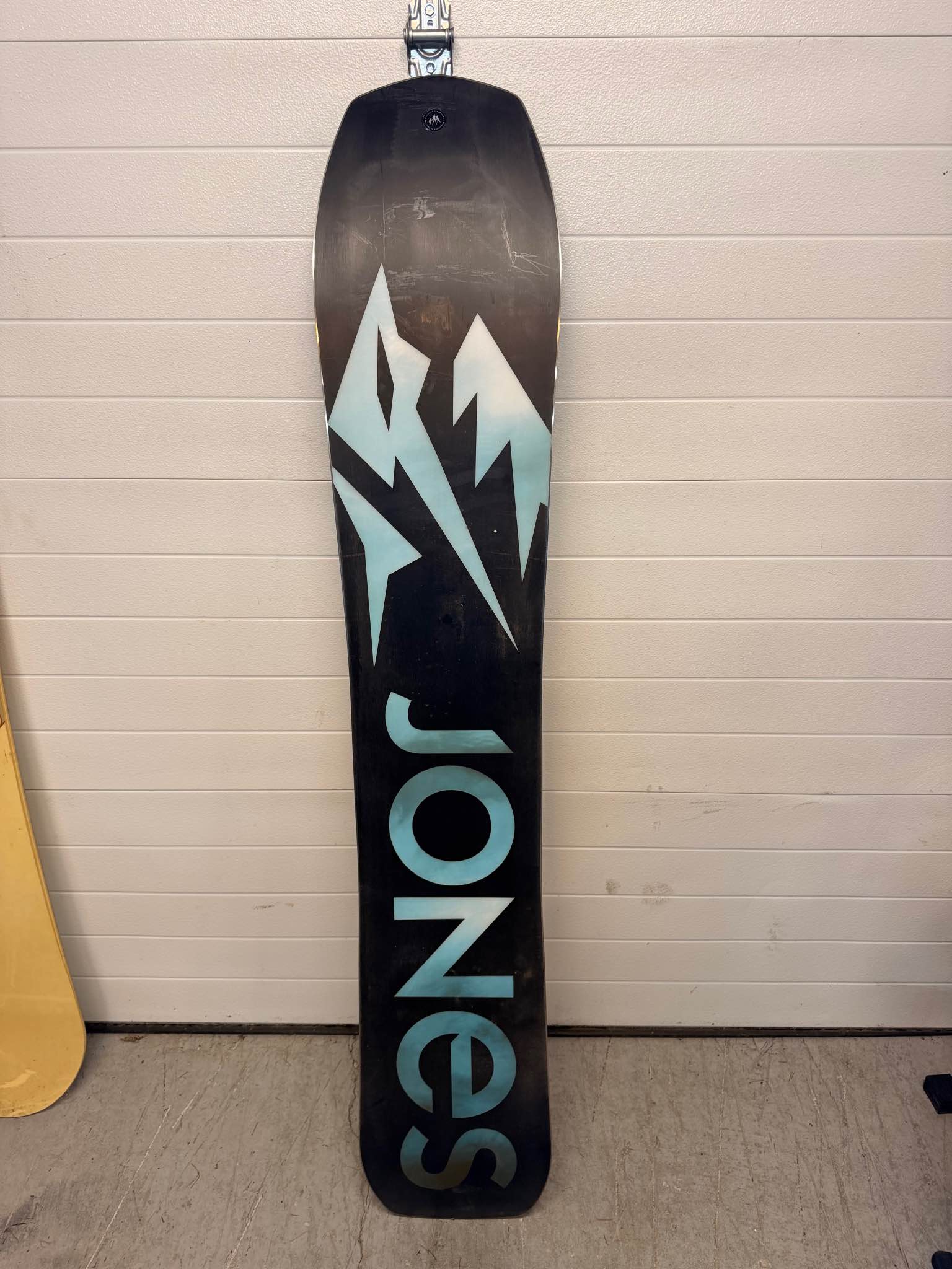 jones carbon flagship snowboard 2020 Pro  Sports Basement The Youth Flagship is one of the premier youth freeride boards on the planet and excels in powder and technical terrain Men's Snowboards: All-Mountain, Freeride, Freestyle