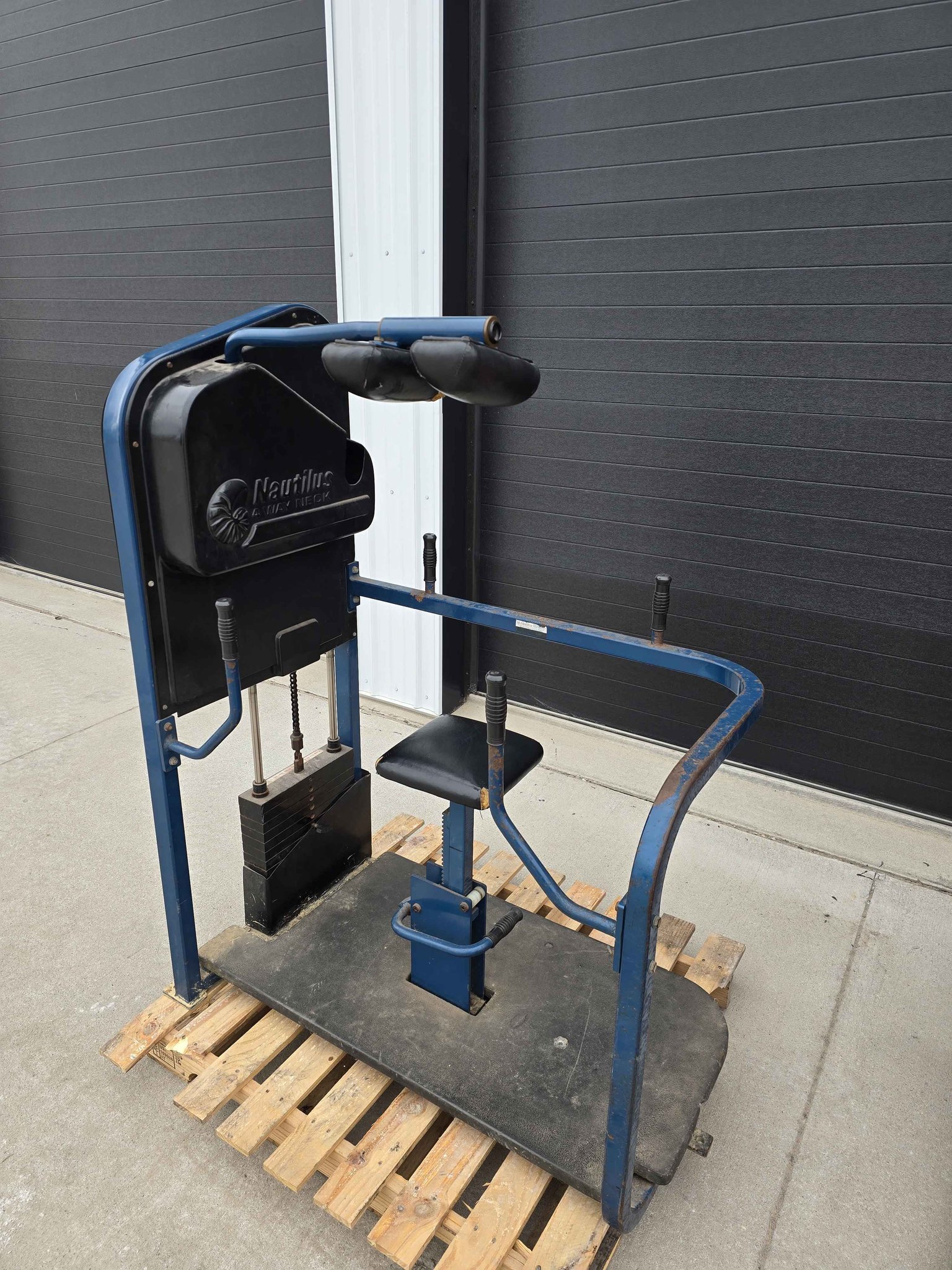 This is a Nautilus 4 way neck machine that works like it should. I 
